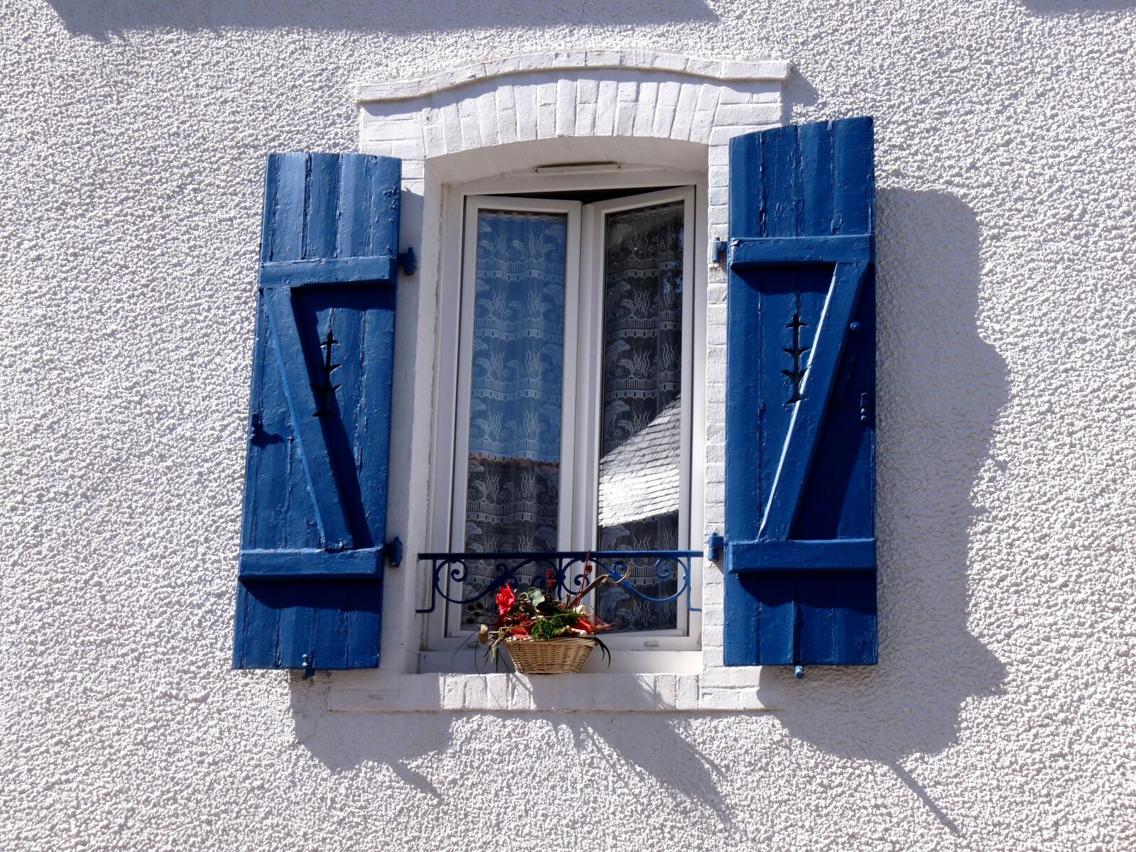 Panasonic Lumix DMC-FZ28 sample photo. Building, window, architecture photography