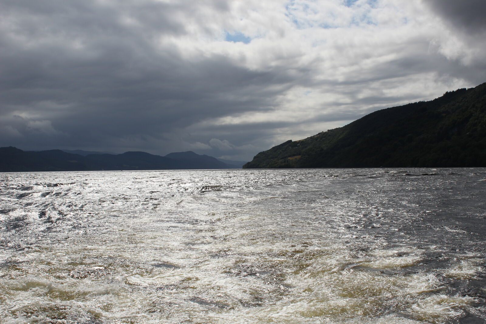 Canon EOS 600D (Rebel EOS T3i / EOS Kiss X5) sample photo. Cloudy, dark, clouds, loch photography