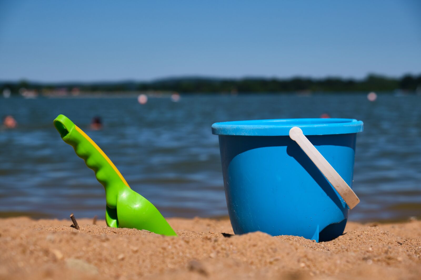 Fujifilm XF 18-55mm F2.8-4 R LM OIS sample photo. Toys, sea, green photography