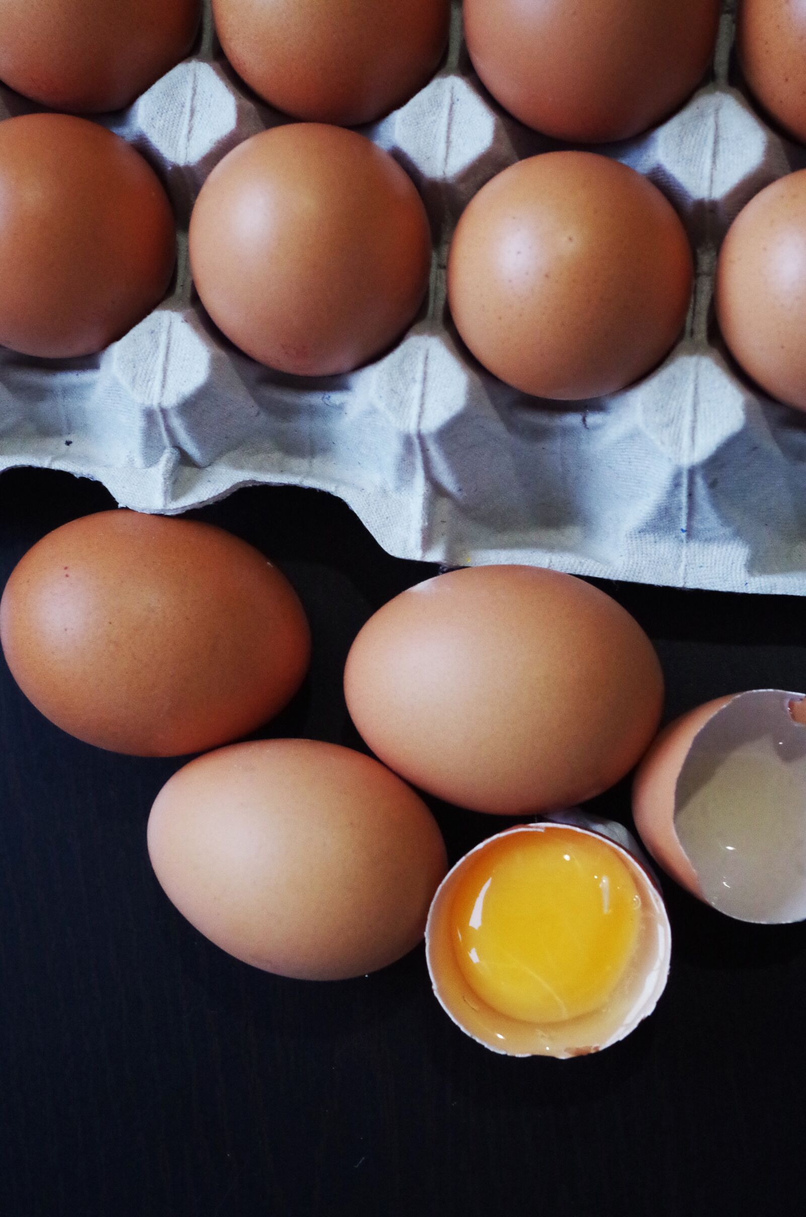 Pentax K-500 sample photo. Eggs, container, brown photography