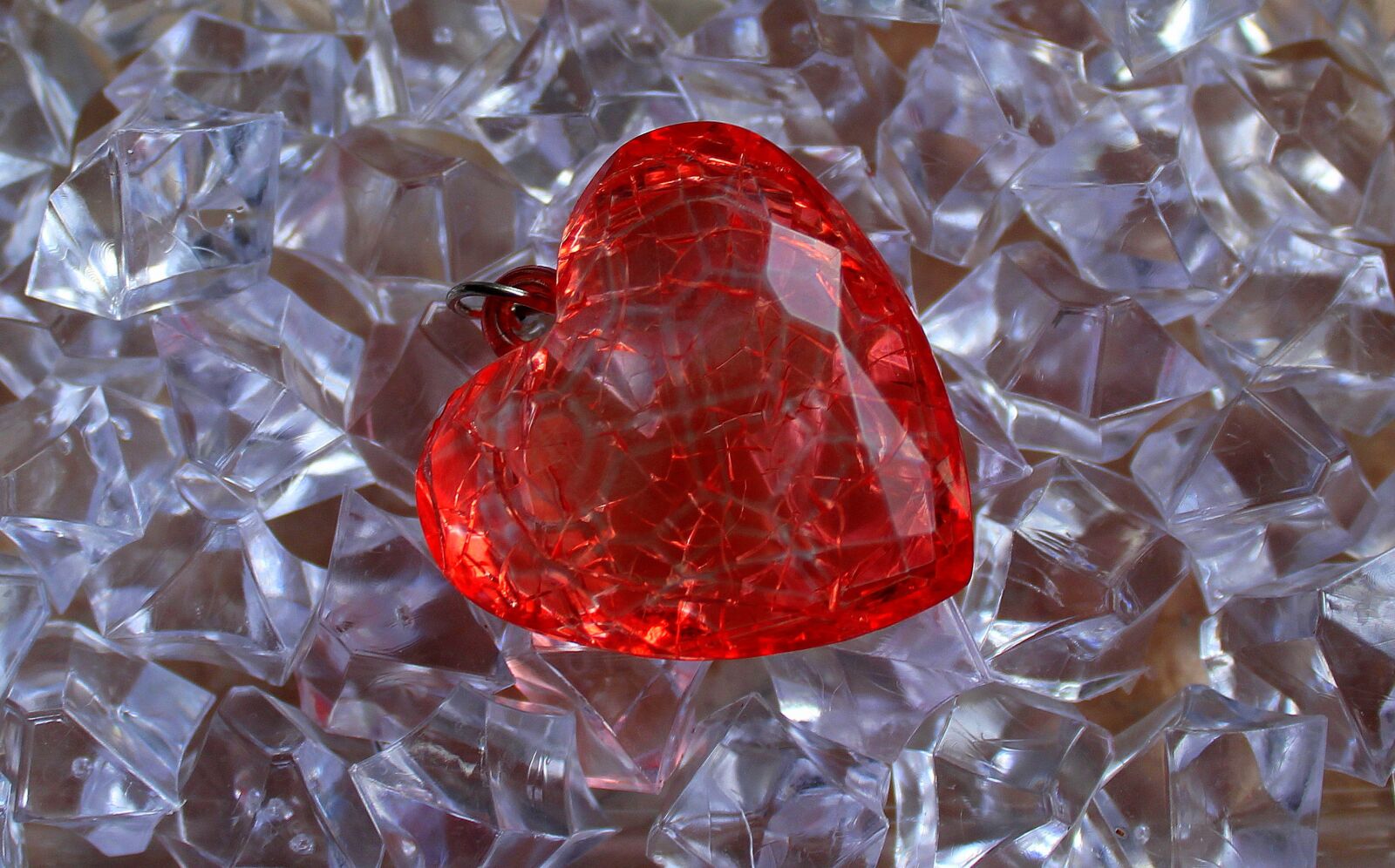 Canon EOS 1200D (EOS Rebel T5 / EOS Kiss X70 / EOS Hi) sample photo. Heart, crystal, glass photography