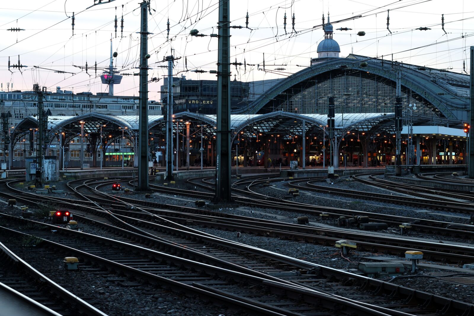 Canon EOS 600D (Rebel EOS T3i / EOS Kiss X5) + Canon EF 50mm F1.8 STM sample photo. Railway station, cologne, gleise photography