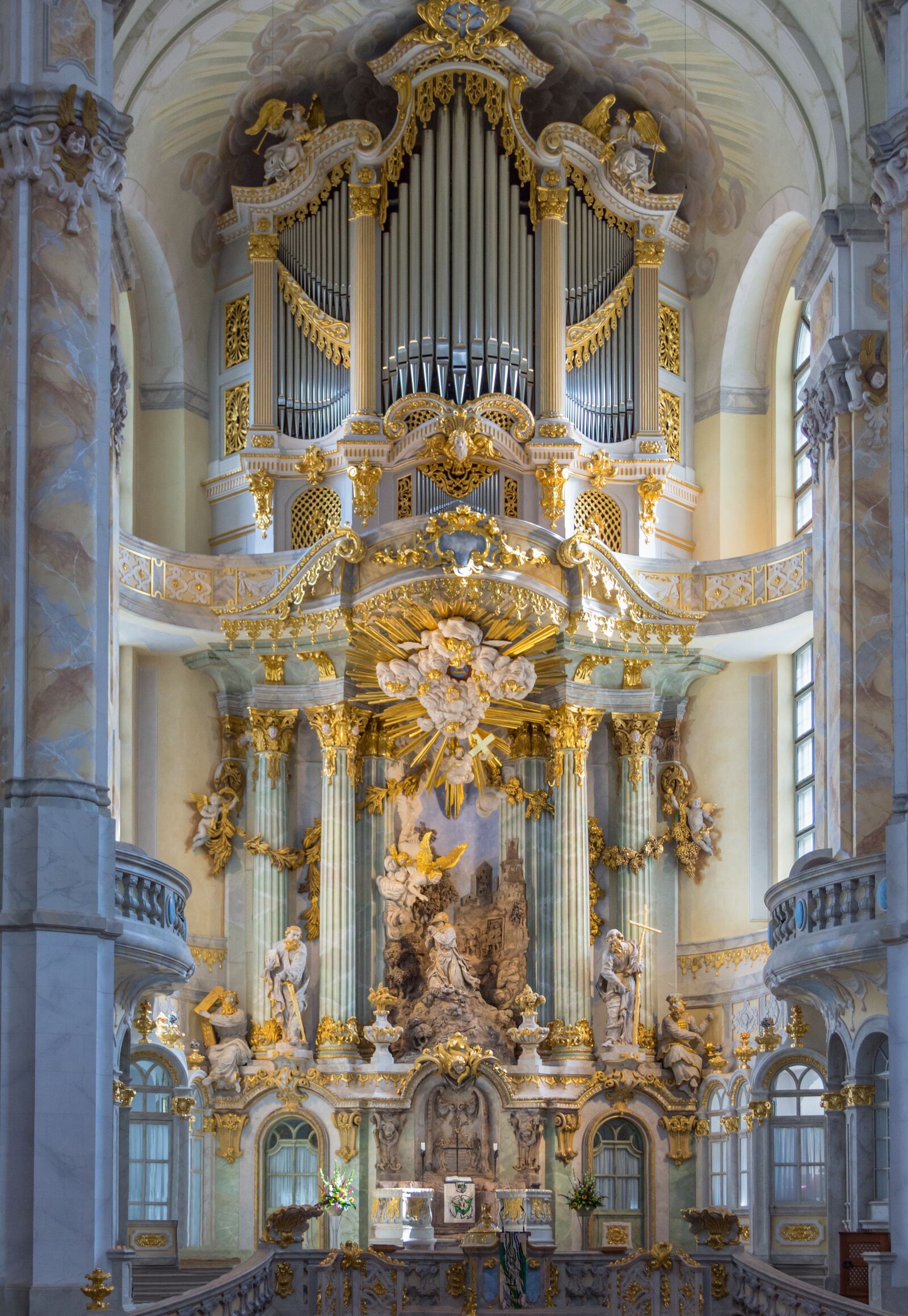 Canon EF-S 18-135mm F3.5-5.6 IS sample photo. Frauenkirche, dresden, altar photography