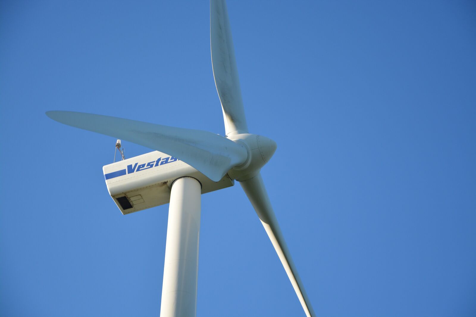 Nikon D5200 sample photo. Wind turbines, cabin, site photography