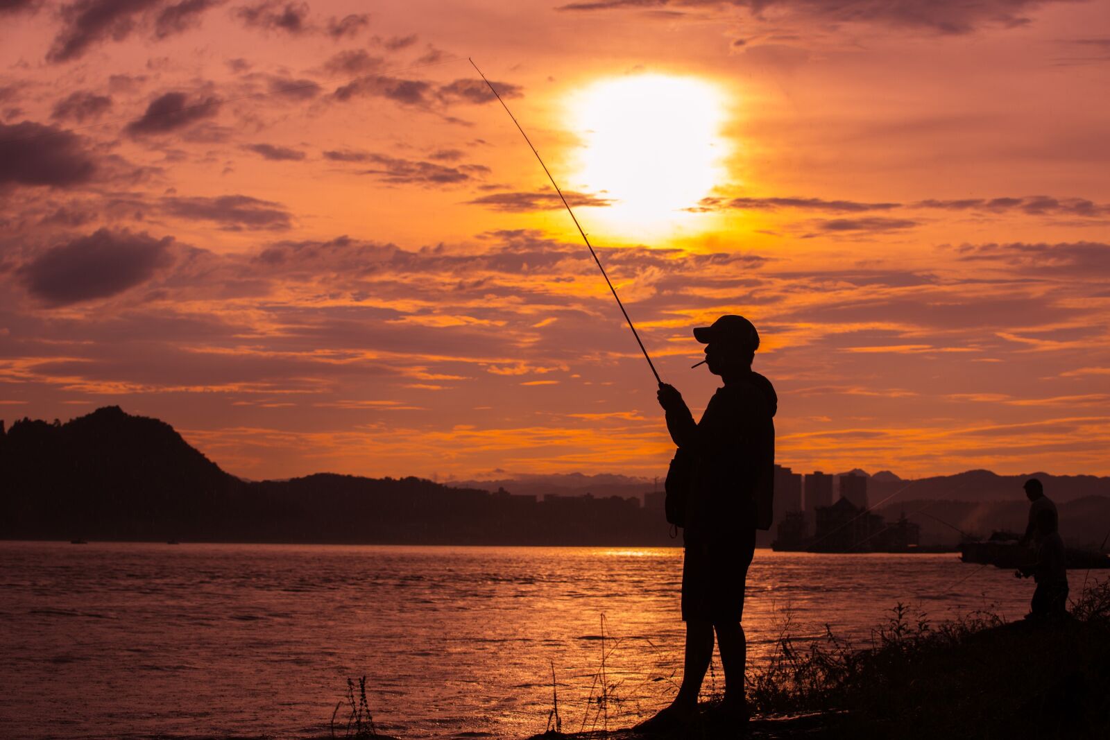 Canon EOS 5D Mark III sample photo. Sunset, fishing people, silhouette photography