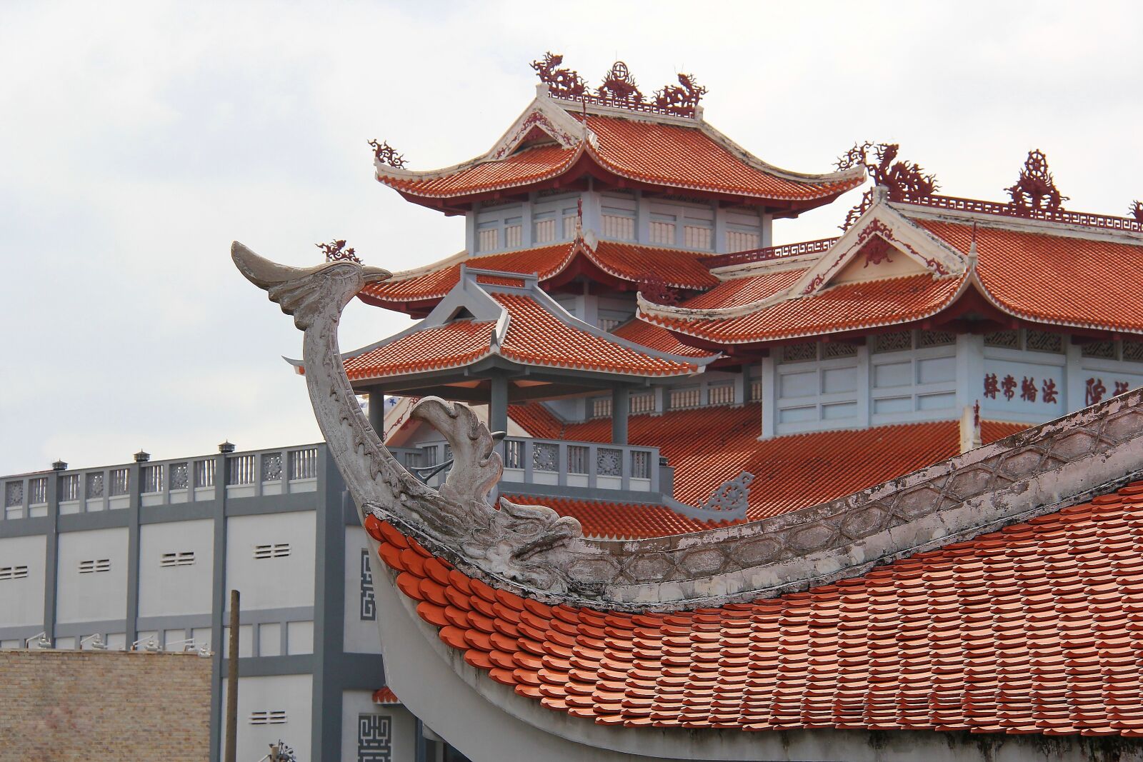 Canon EF-S 18-200mm F3.5-5.6 IS sample photo. Architecture, temple, spirituality photography