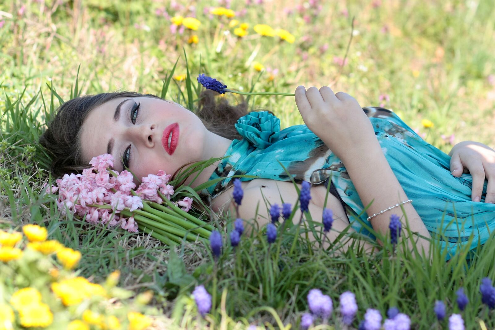 Canon EOS 450D (EOS Rebel XSi / EOS Kiss X2) sample photo. Girl, flowers, spring photography