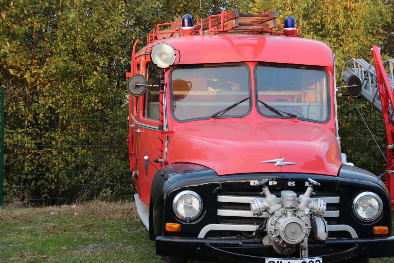 Canon EOS 600D (Rebel EOS T3i / EOS Kiss X5) sample photo. Fire truck, oldtimer, syringe photography