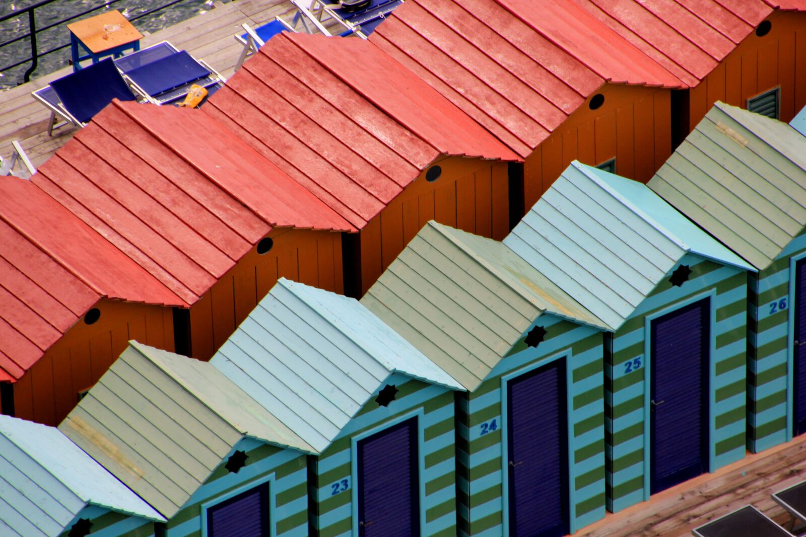 Canon EOS 550D (EOS Rebel T2i / EOS Kiss X4) sample photo. Sorrento, italy, beach hut photography