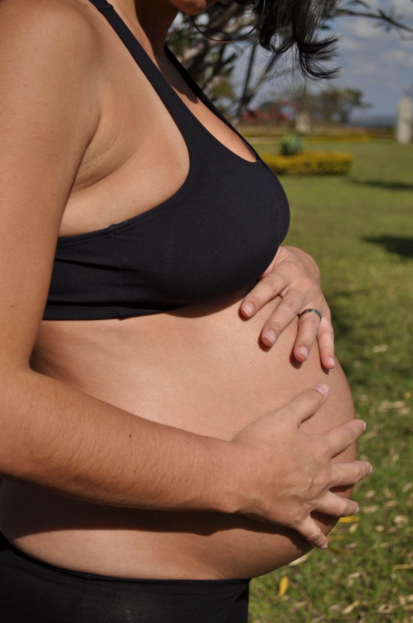 Nikon D5000 sample photo. Pregnant, big belly, pregnant photography