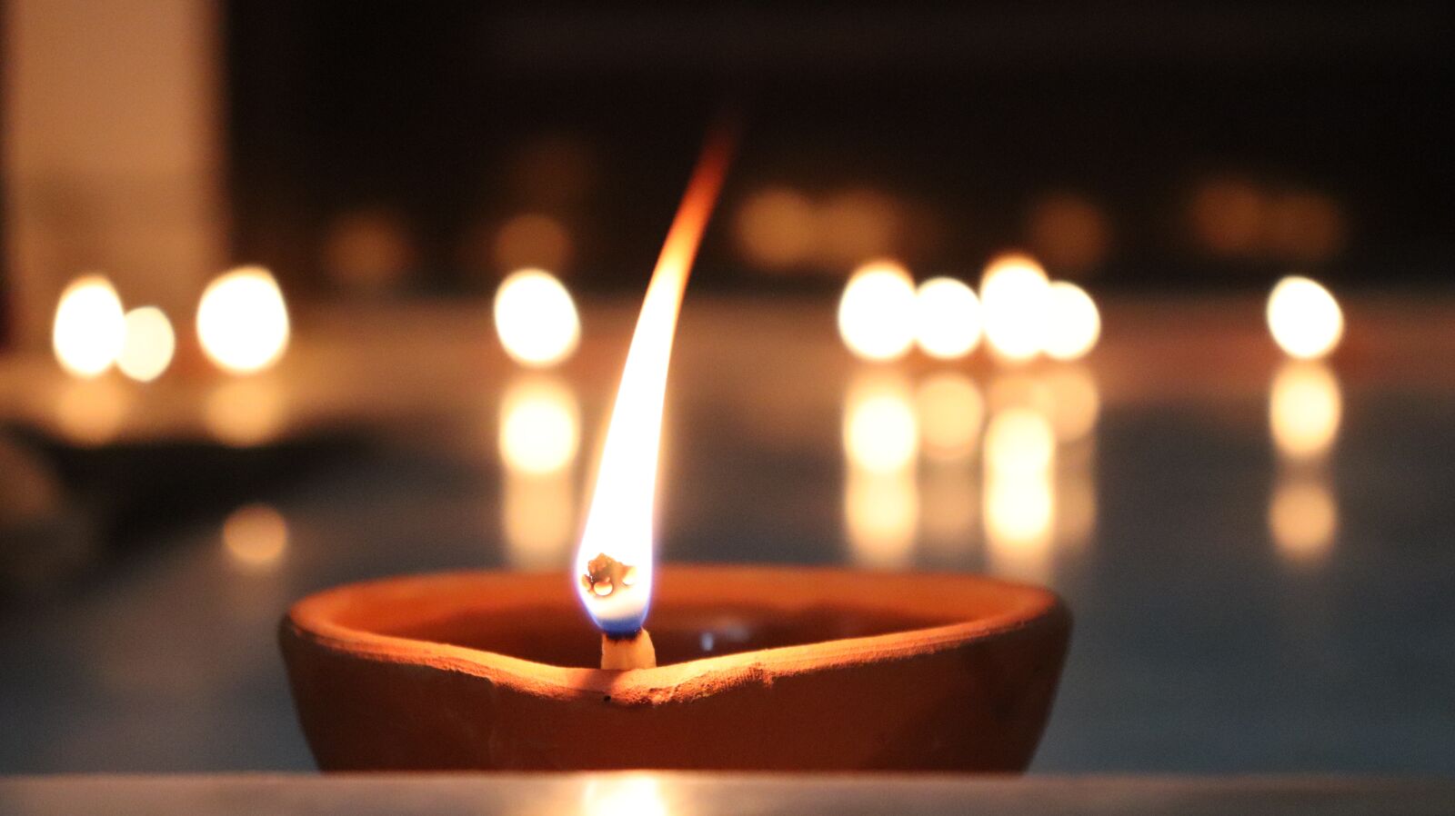 Canon EOS 800D (EOS Rebel T7i / EOS Kiss X9i) sample photo. Candle, candlelight, blur photography