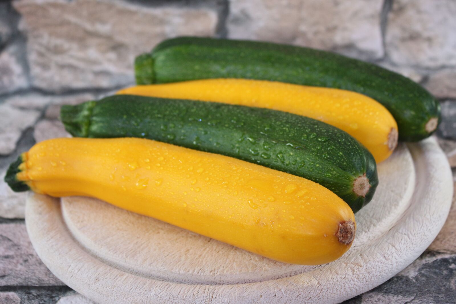 Canon EF-S 18-55mm F3.5-5.6 IS sample photo. Vegetables, zucchini, food photography