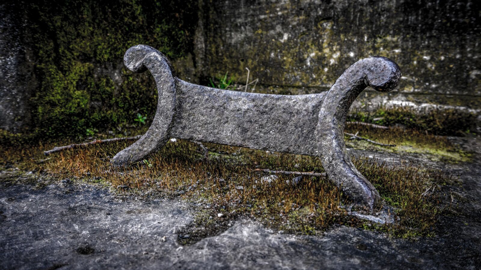 Sony Alpha a5000 (ILCE 5000) sample photo. Iron, old, stone photography