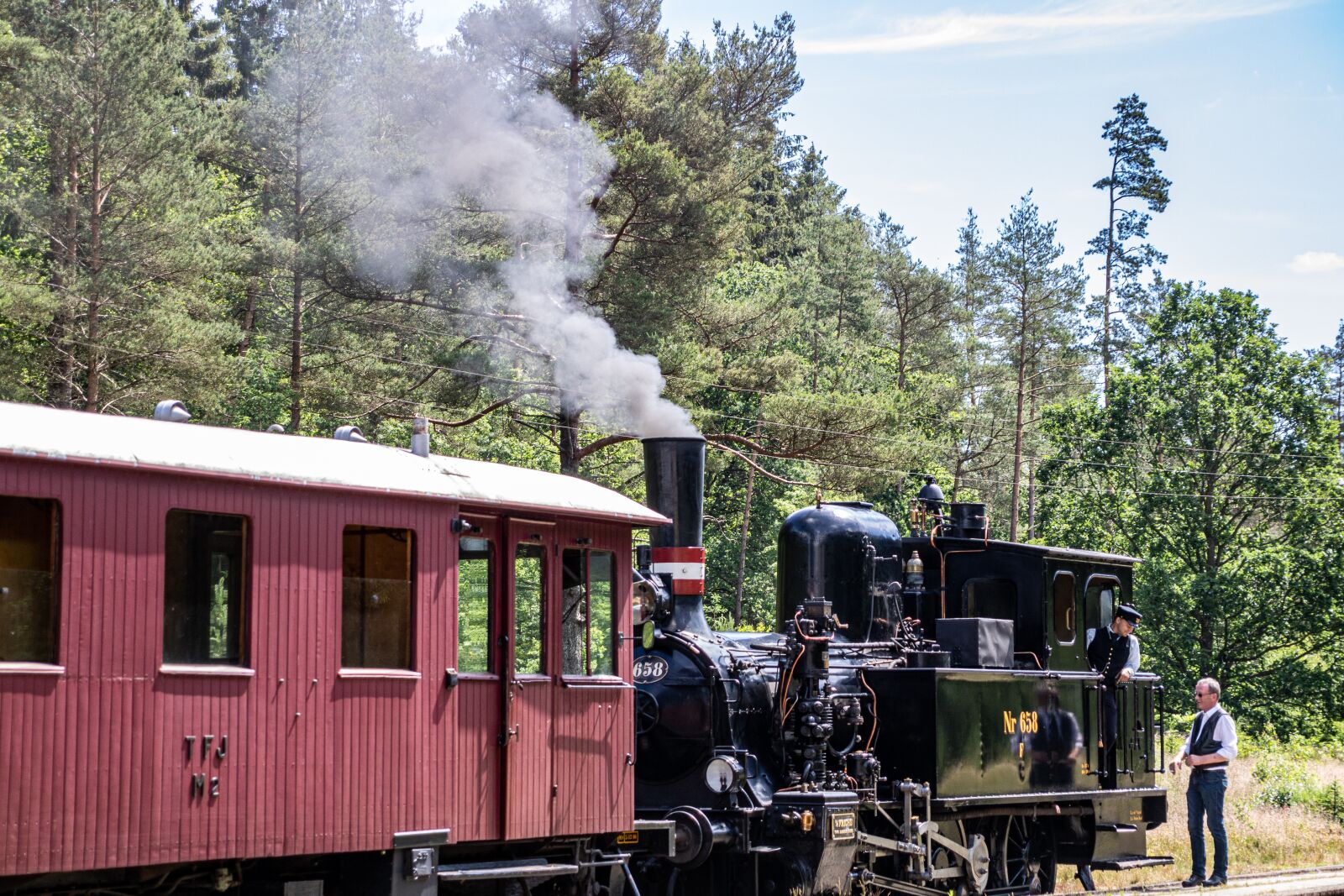 Canon EOS 750D (EOS Rebel T6i / EOS Kiss X8i) sample photo. Steam locomotive, carriage, oldtimer photography