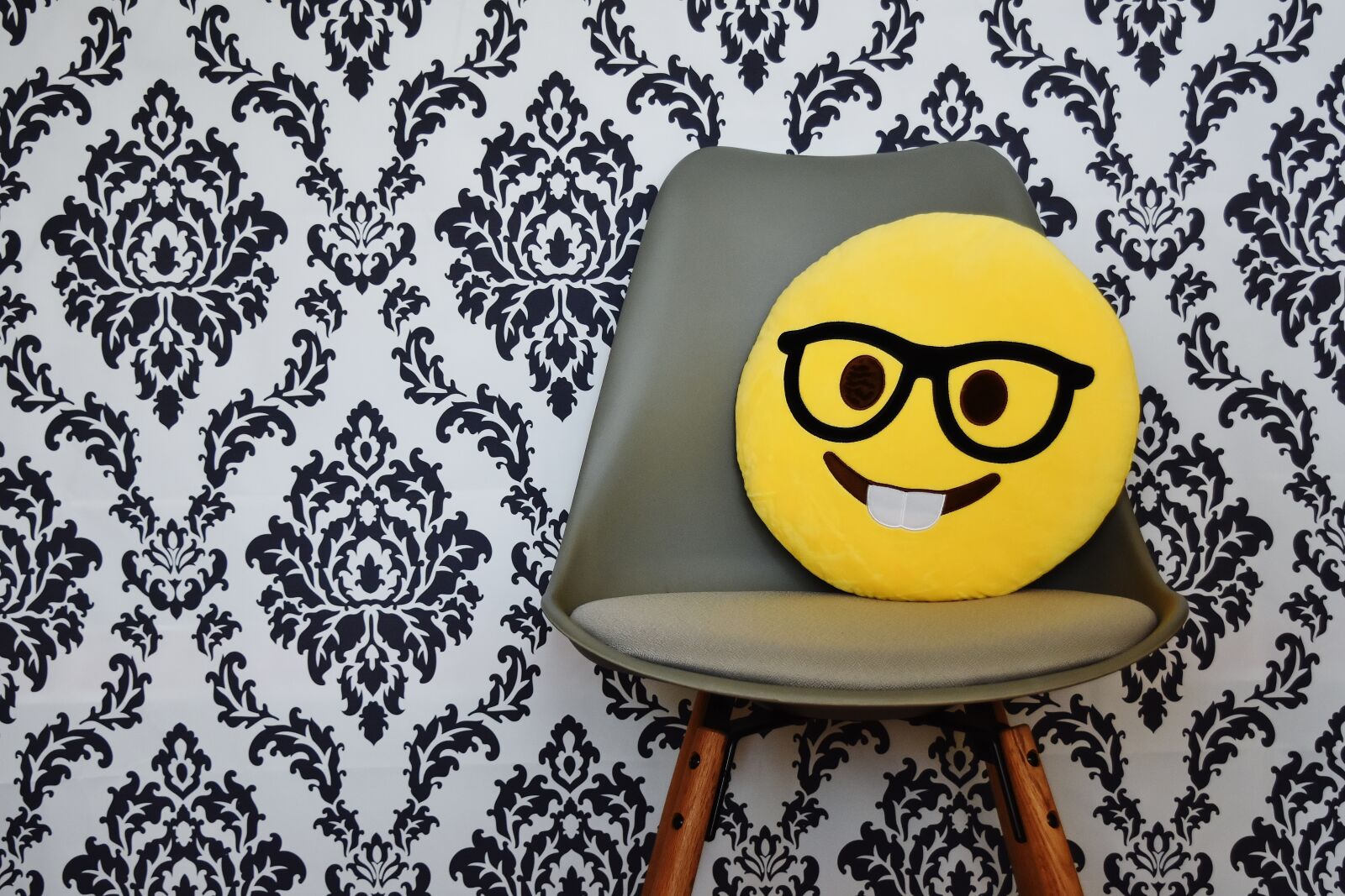 Nikon D7200 sample photo. Smiley, chair, laugh photography