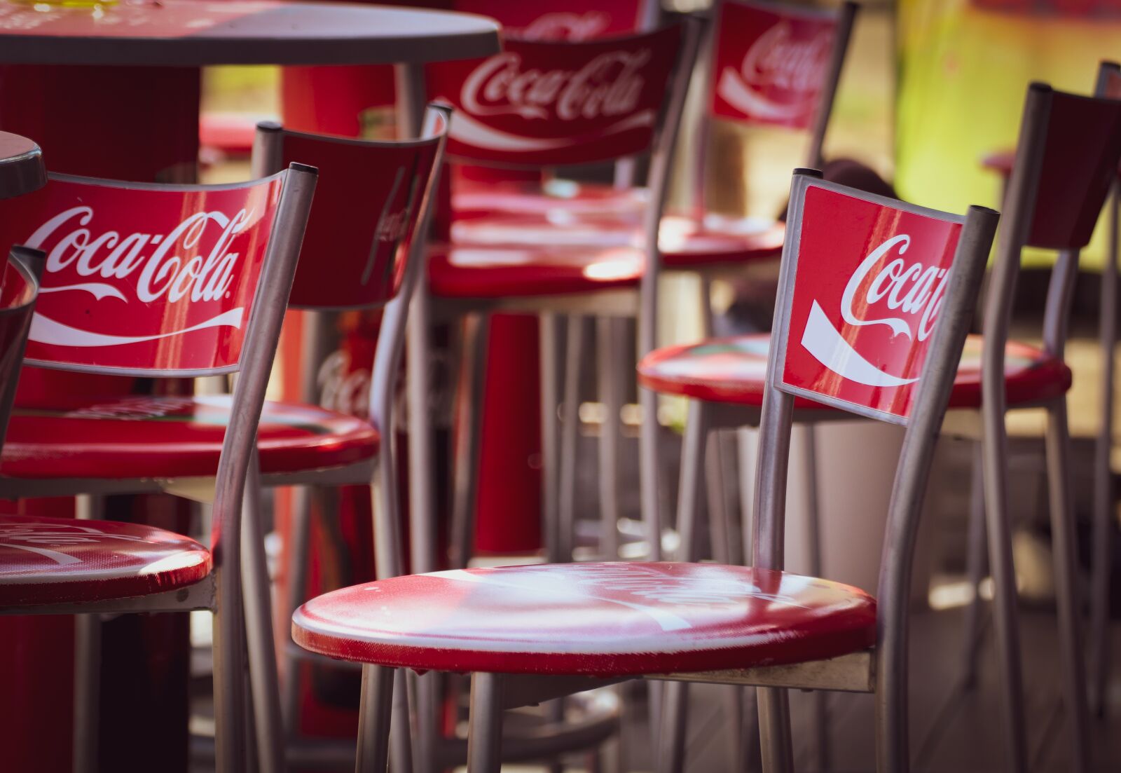Canon EOS 200D (EOS Rebel SL2 / EOS Kiss X9) sample photo. Coca cola, advertising, bar photography