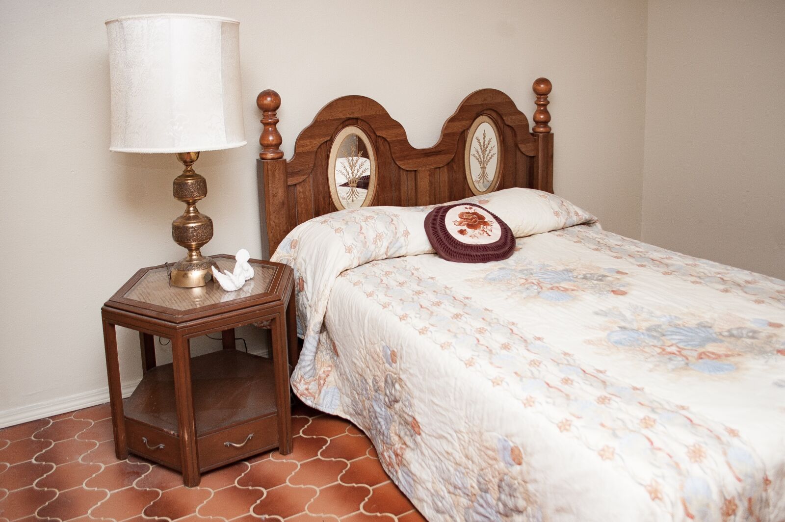 Nikon D40 sample photo. Bed, bedroom, old-fashioned photography