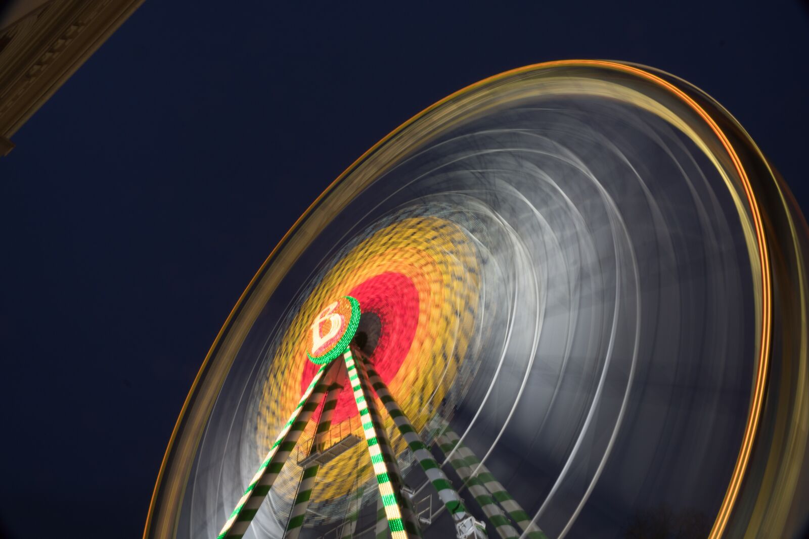 Sony a6500 + Sony Vario-Tessar T* E 16-70mm F4 ZA OSS sample photo. Ferris wheel, hustle and photography