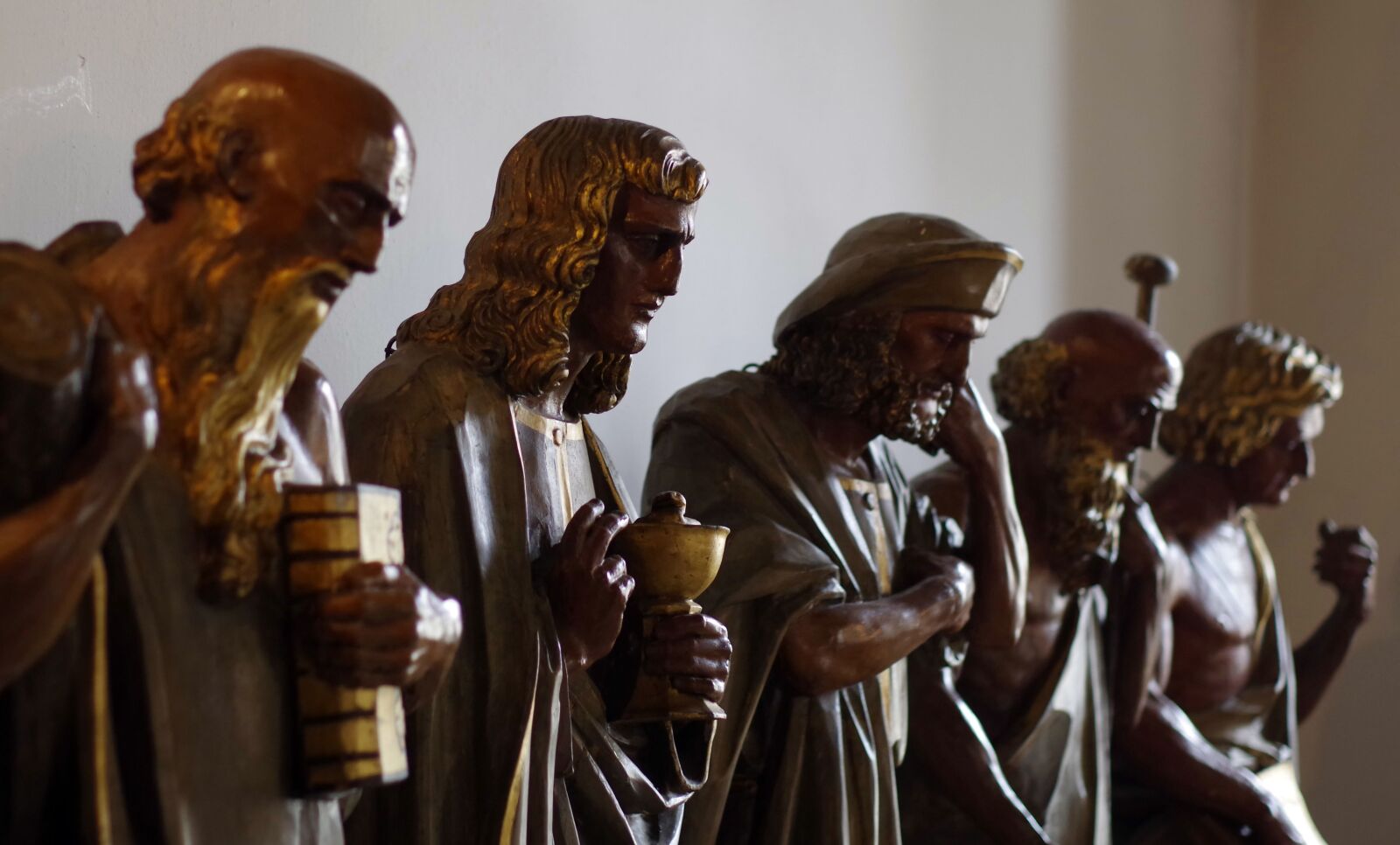 Pentax K-S2 sample photo. Sculpture, the apostles, wooden photography
