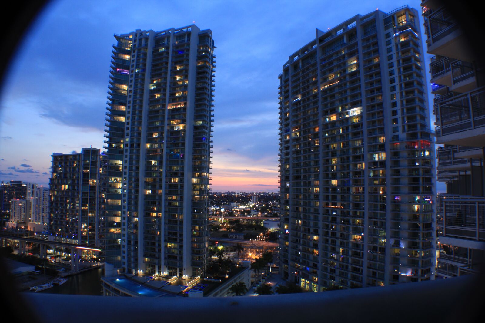 Canon EOS 1300D (EOS Rebel T6 / EOS Kiss X80) sample photo. Miami, metropolis, city photography