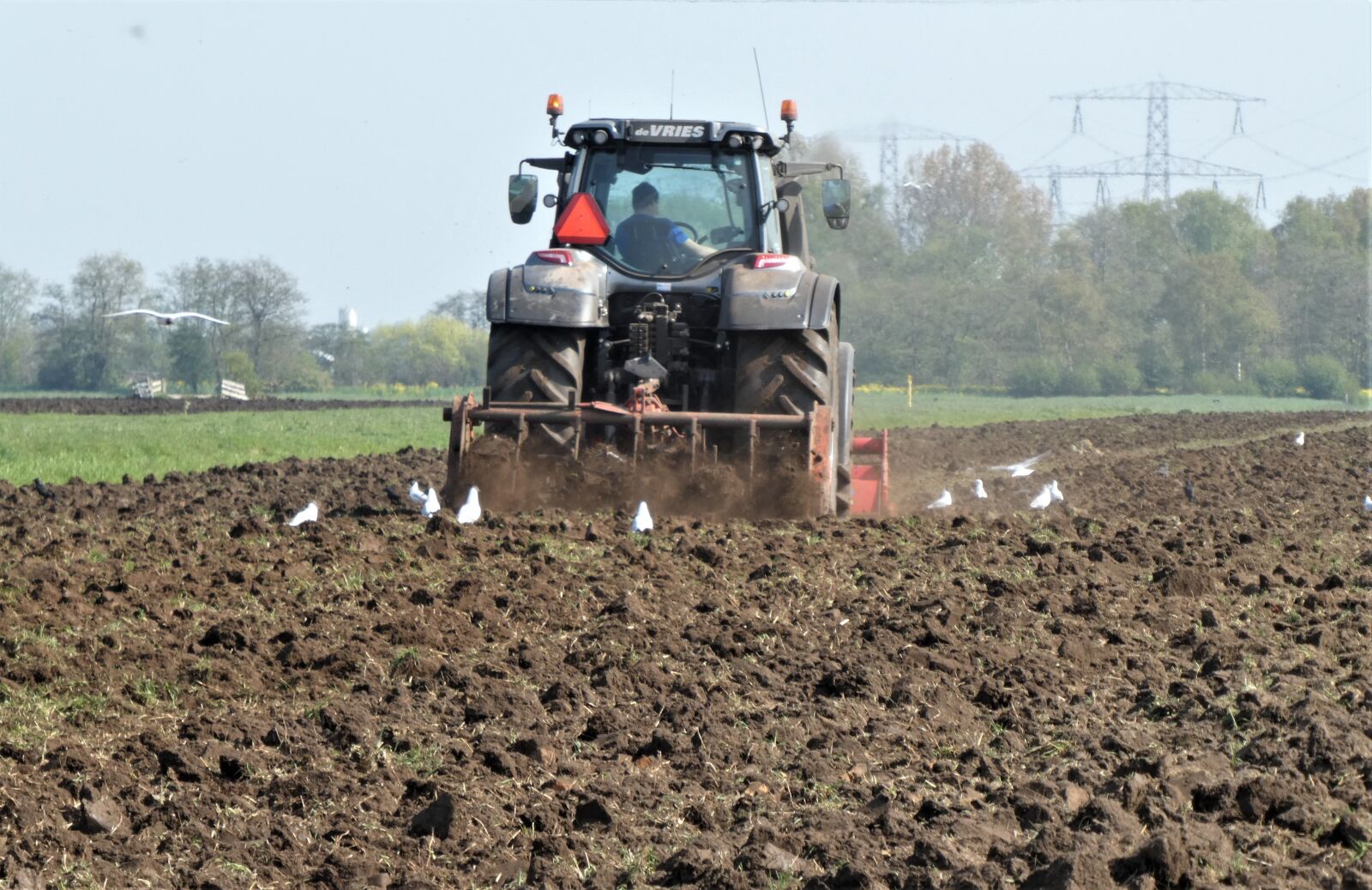Panasonic Lumix DC-ZS70 (Lumix DC-TZ90) sample photo. Tractor, agricultural machinery, grassland photography