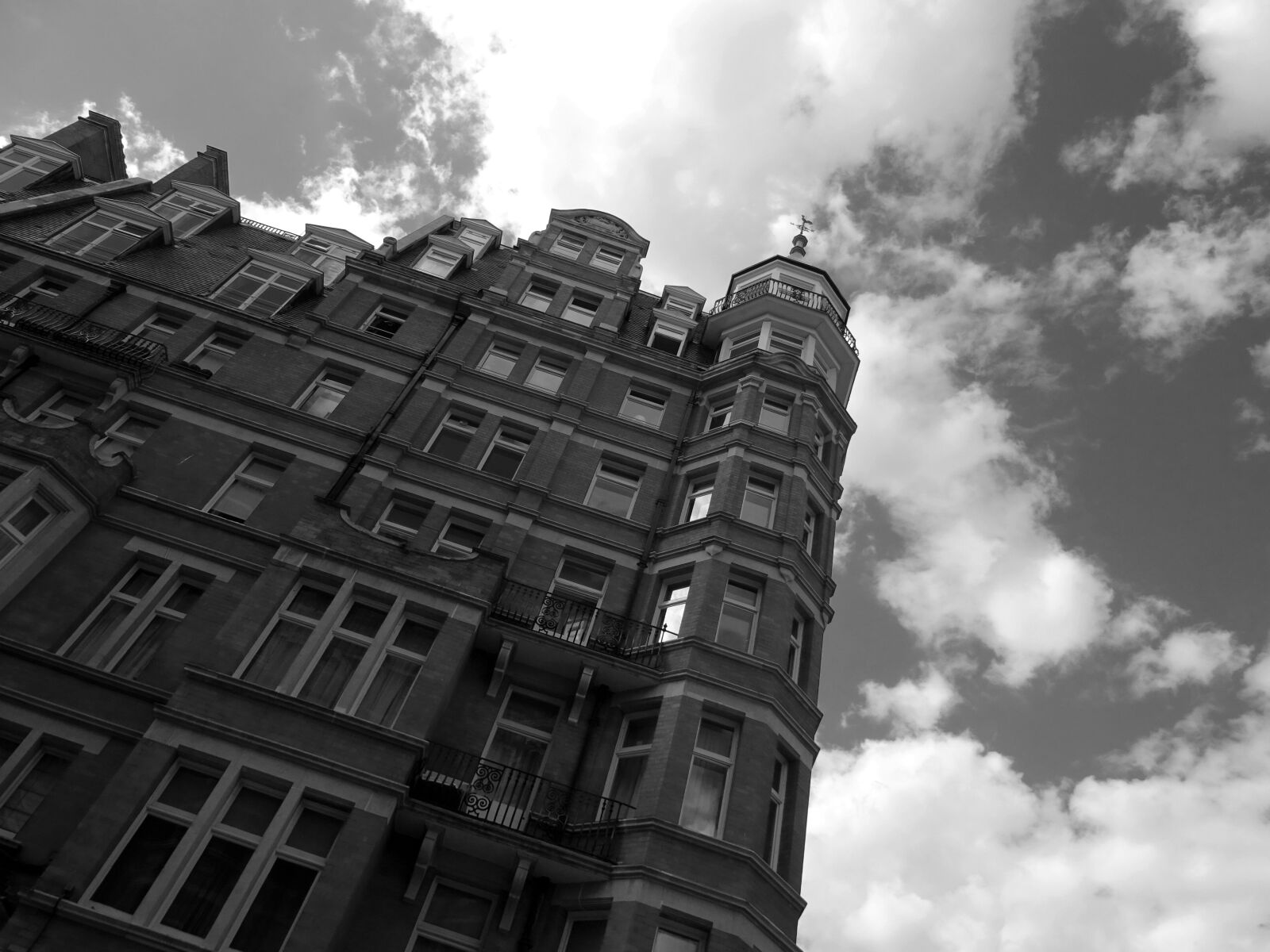 Sony DSC-HX60 sample photo. Architecture, balcony, building, city photography