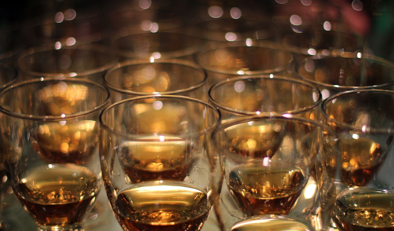 Canon EOS 600D (Rebel EOS T3i / EOS Kiss X5) + Canon EF 50mm F1.4 USM sample photo. Whiskey, glasses, whiskey glass photography