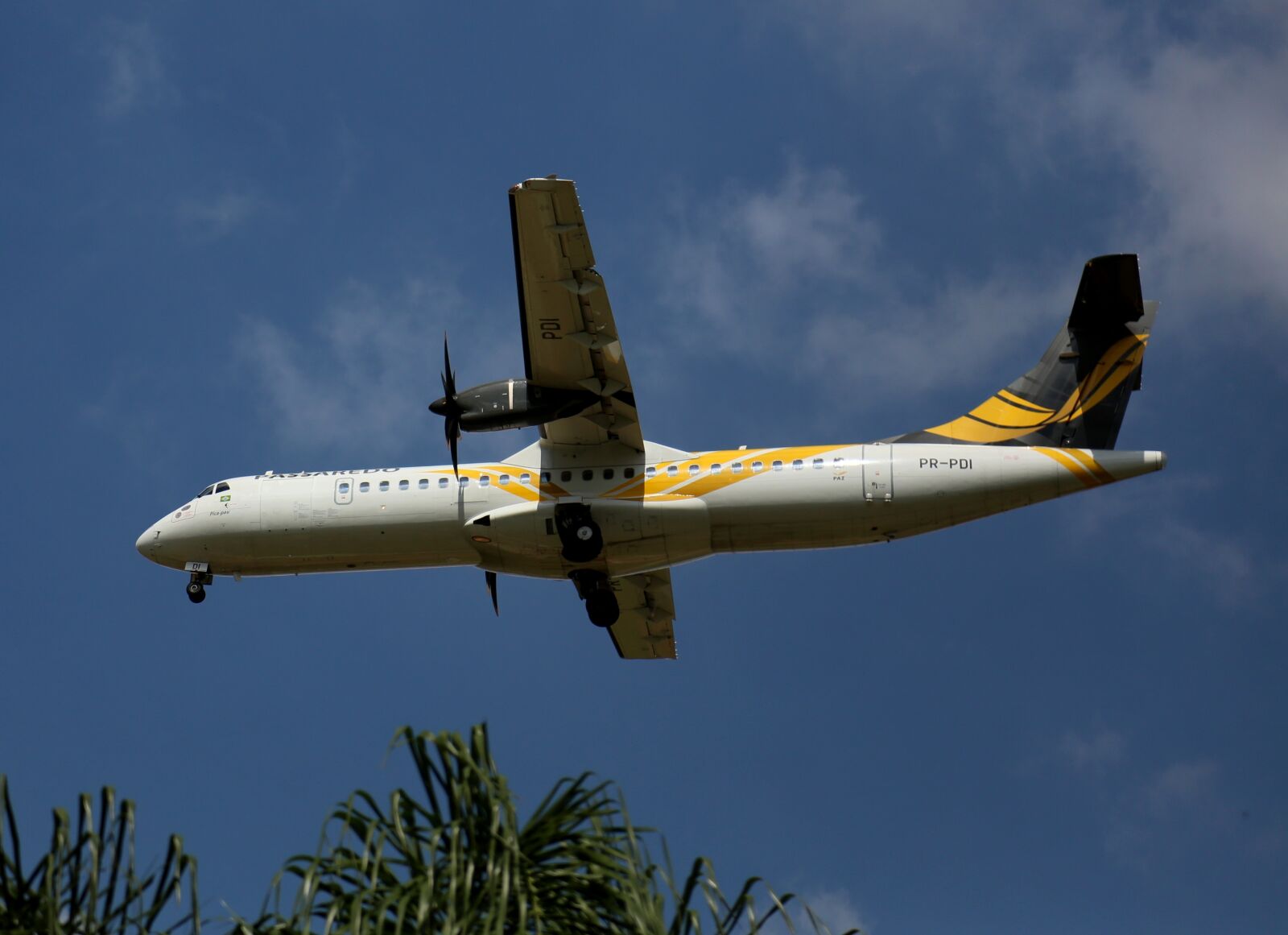 Canon EOS 5D Mark III sample photo. Plane, flying, commercial photography