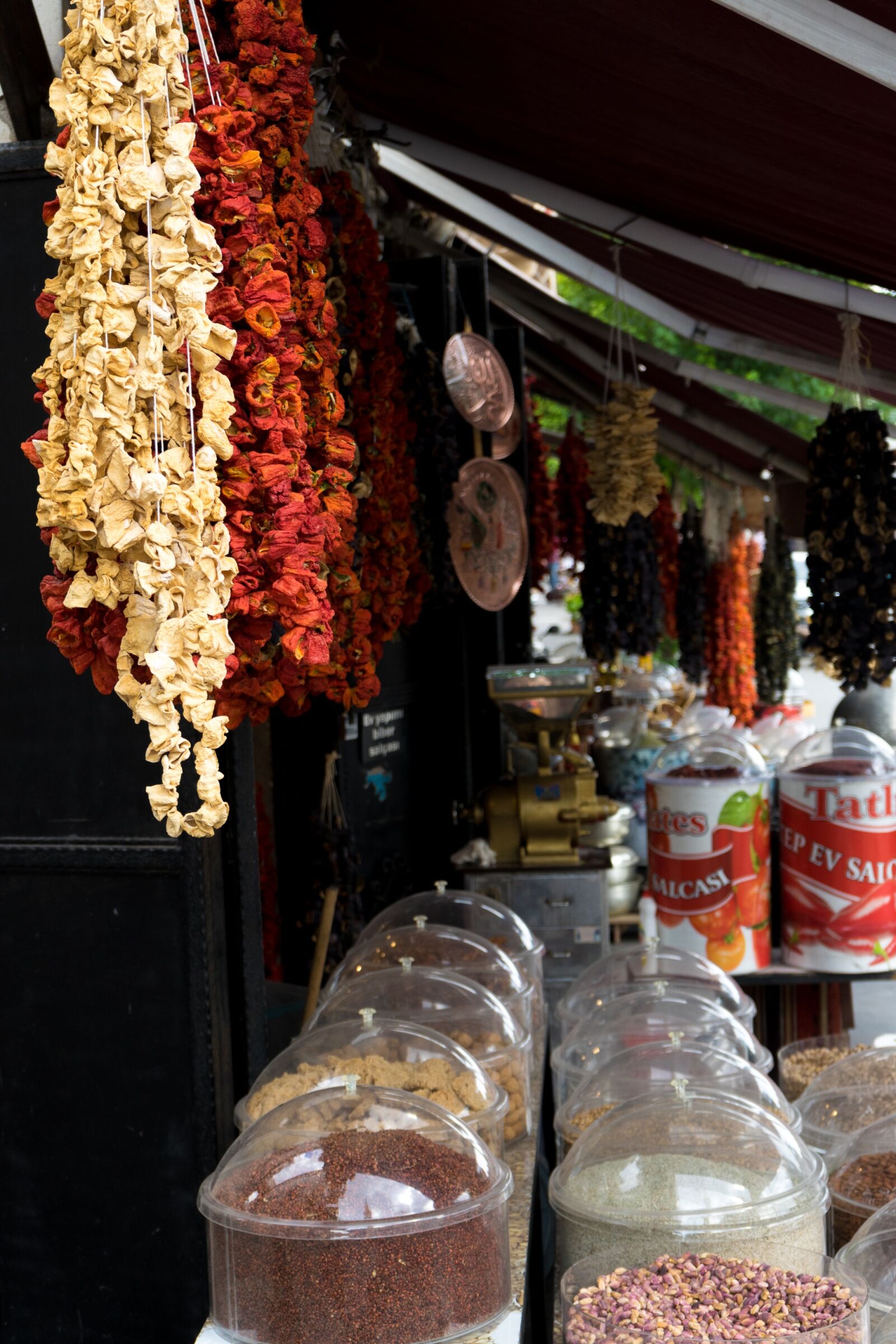 Sony a7 II + Sony FE 28-70mm F3.5-5.6 OSS sample photo. Sharp, paprika, bazar photography