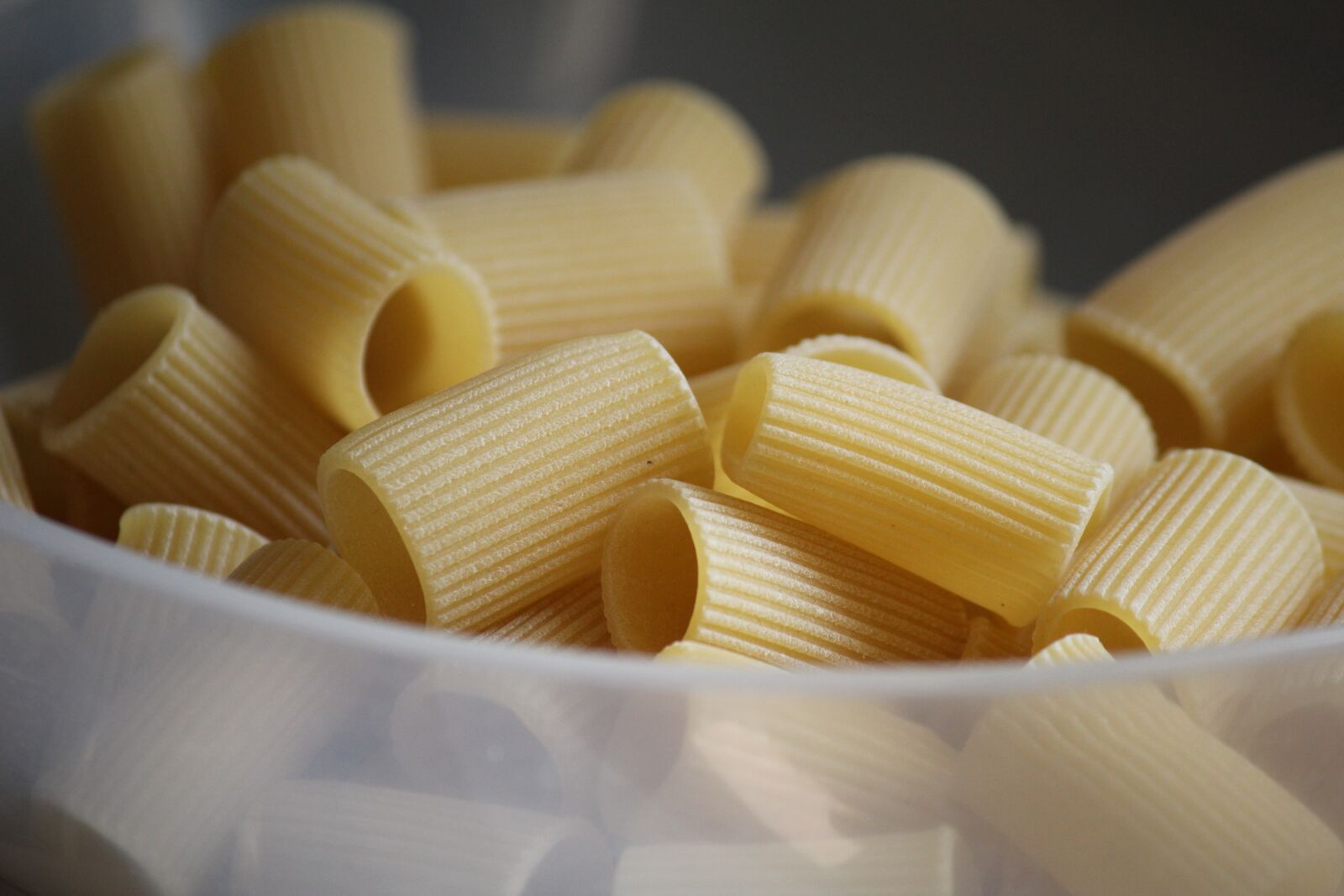 Canon EOS 550D (EOS Rebel T2i / EOS Kiss X4) sample photo. Pasta, rigatoni, short sleeves photography