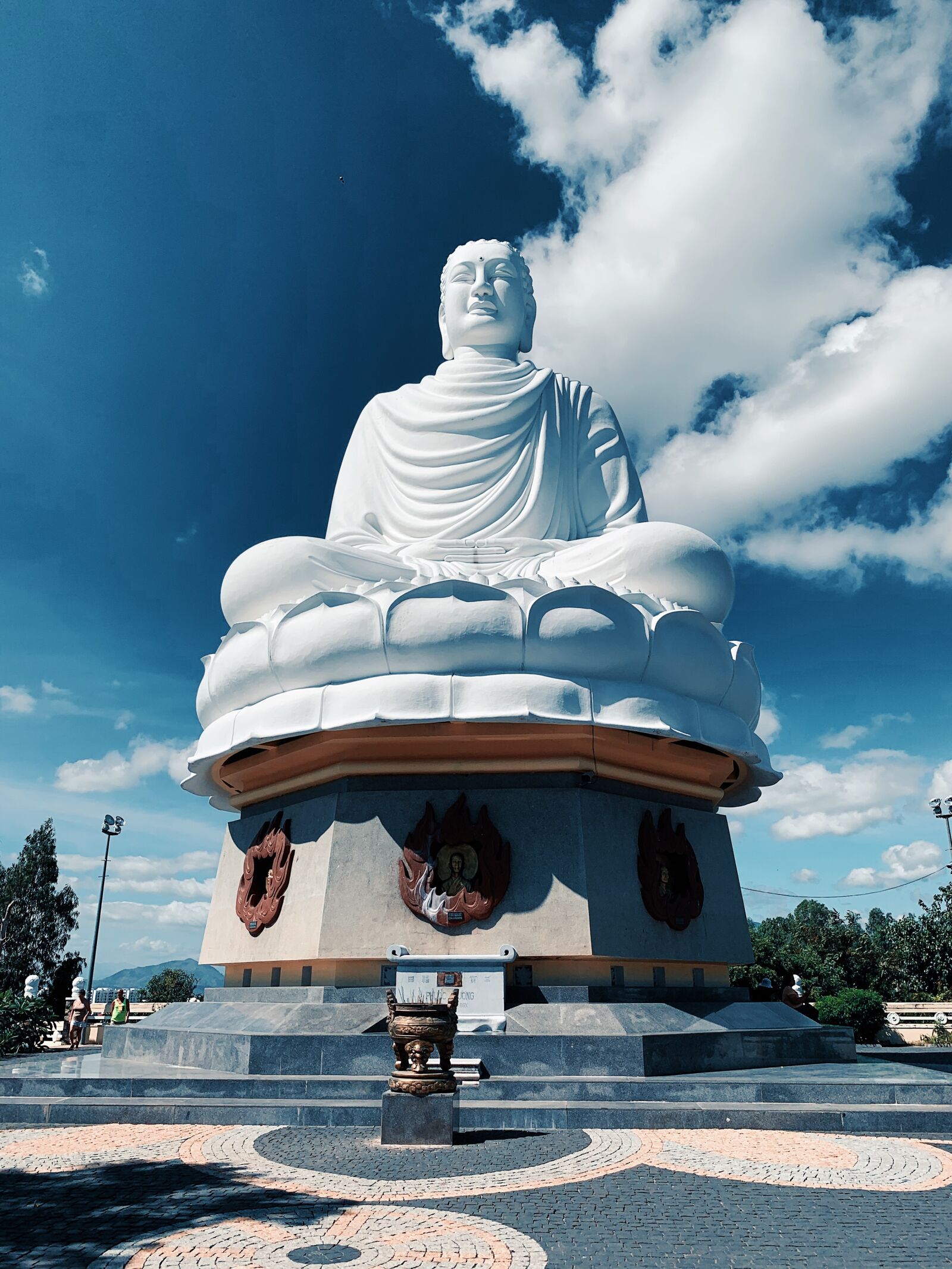 Apple iPhone XS sample photo. Vietnam, budda, sky photography