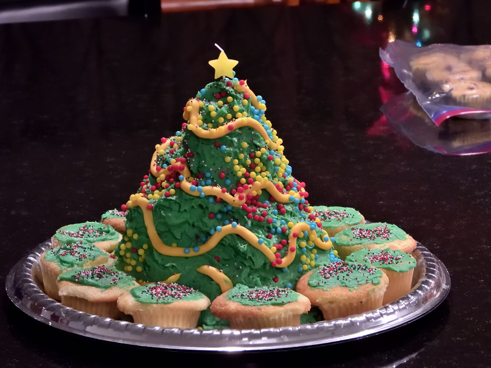 Nikon Coolpix P1000 sample photo. Cake, christmas tree, christmas photography