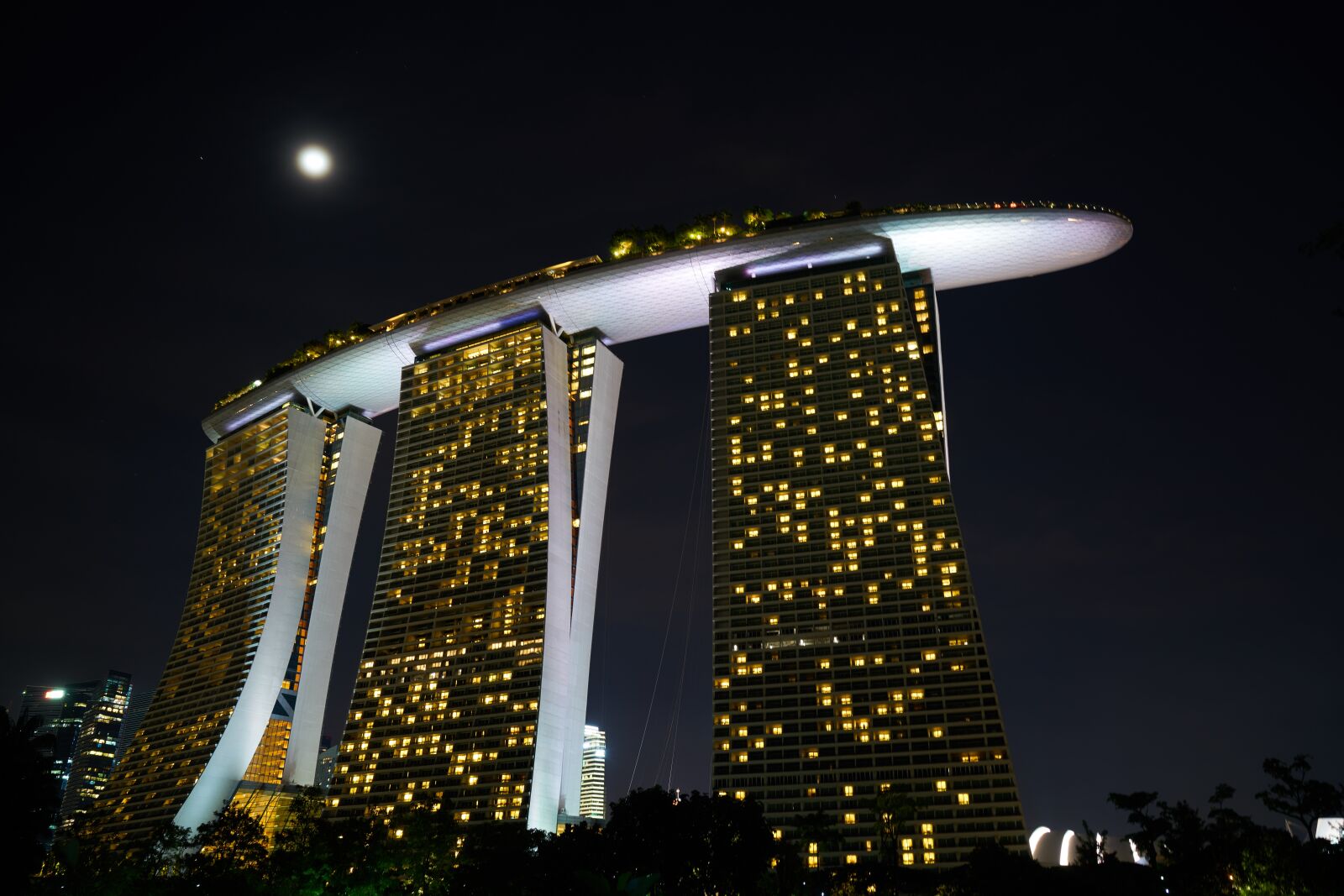 Sony a7R II sample photo. Hotel, skyscraper, singapore photography