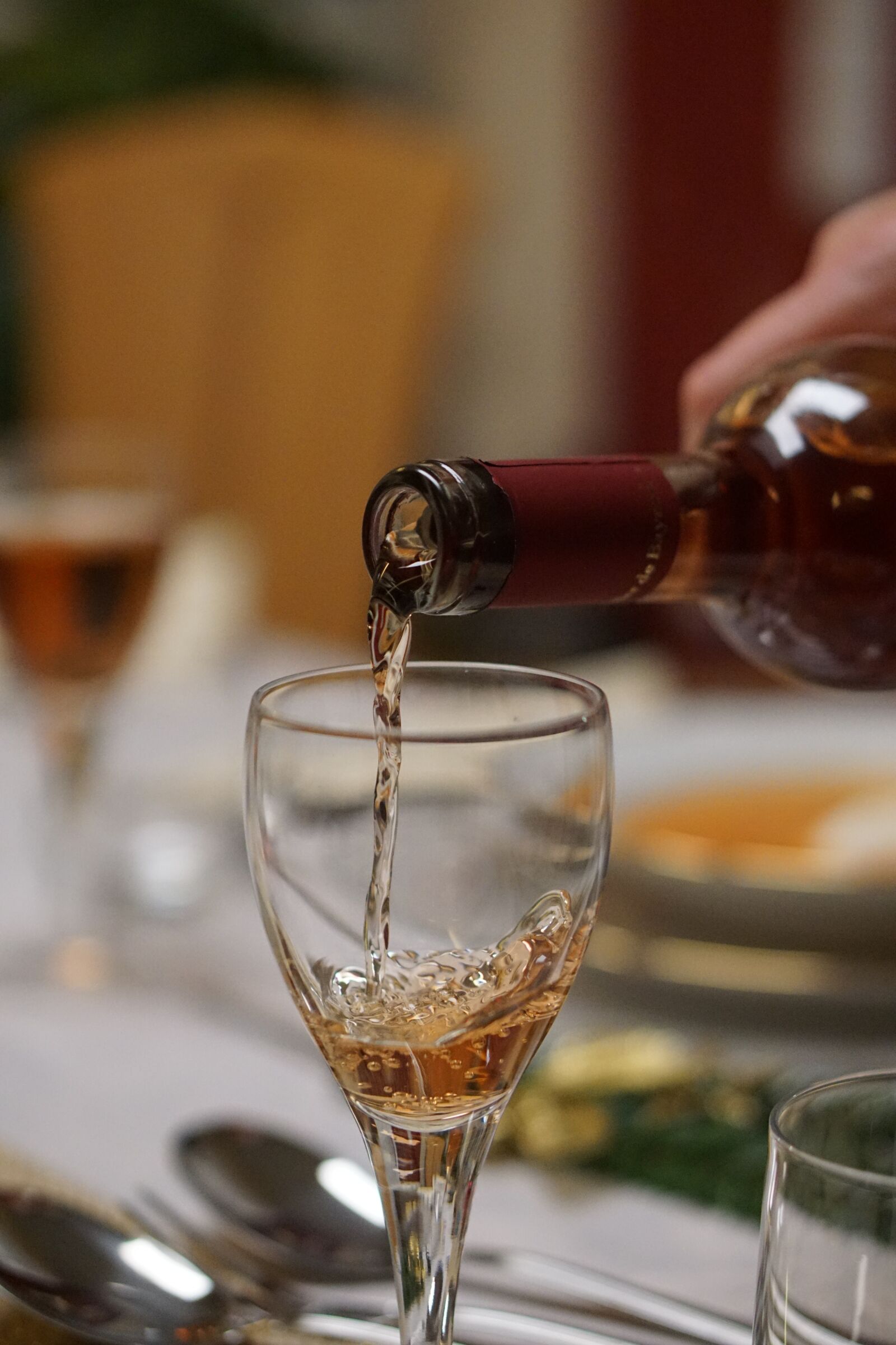 E 50mm F1.8 OSS sample photo. Wine, glass, pour a photography