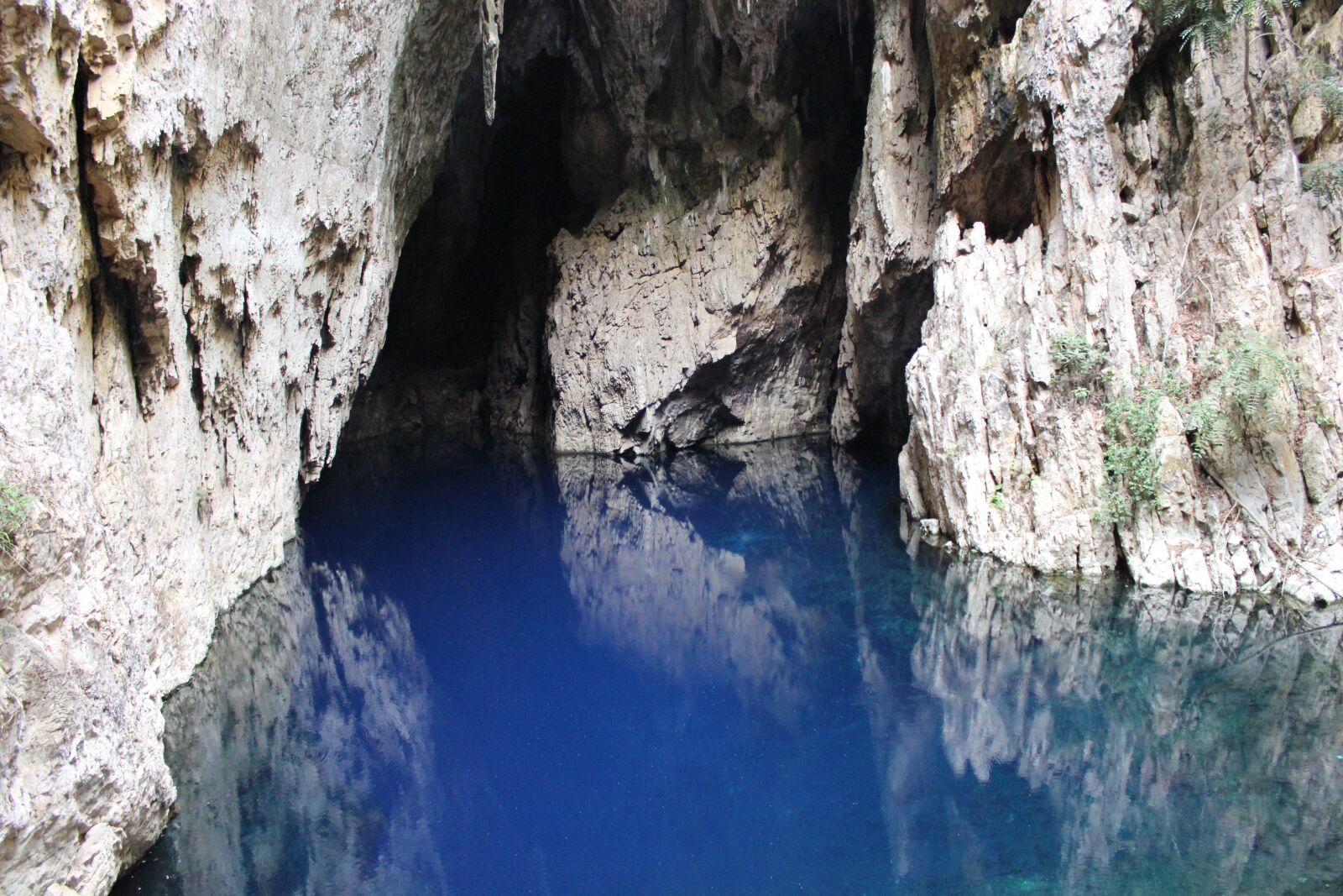 Canon EOS 550D (EOS Rebel T2i / EOS Kiss X4) sample photo. Cave, blue water, crystal photography