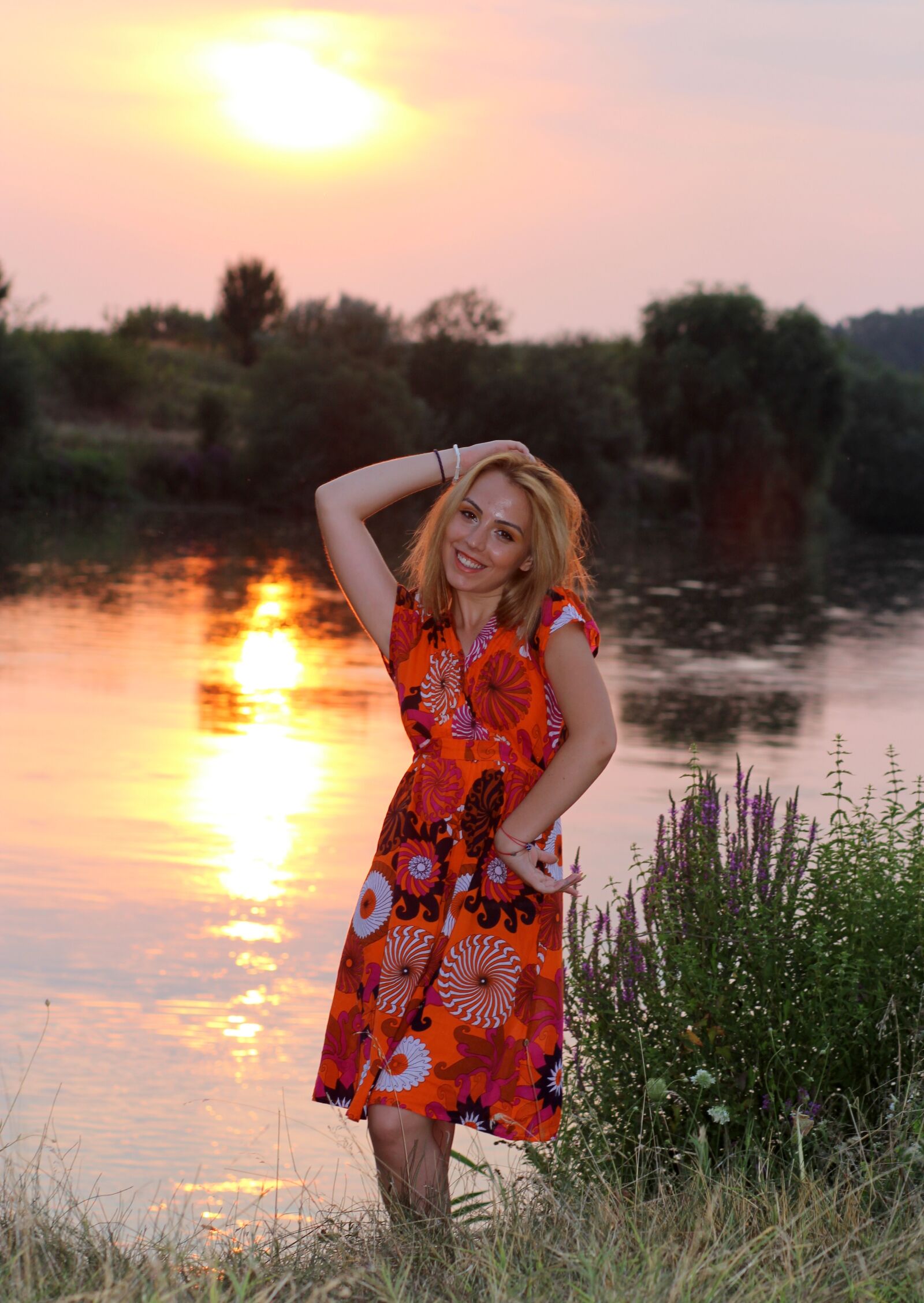Canon EOS 700D (EOS Rebel T5i / EOS Kiss X7i) + Canon EF 85mm F1.8 USM sample photo. Girl, sunset, lake photography