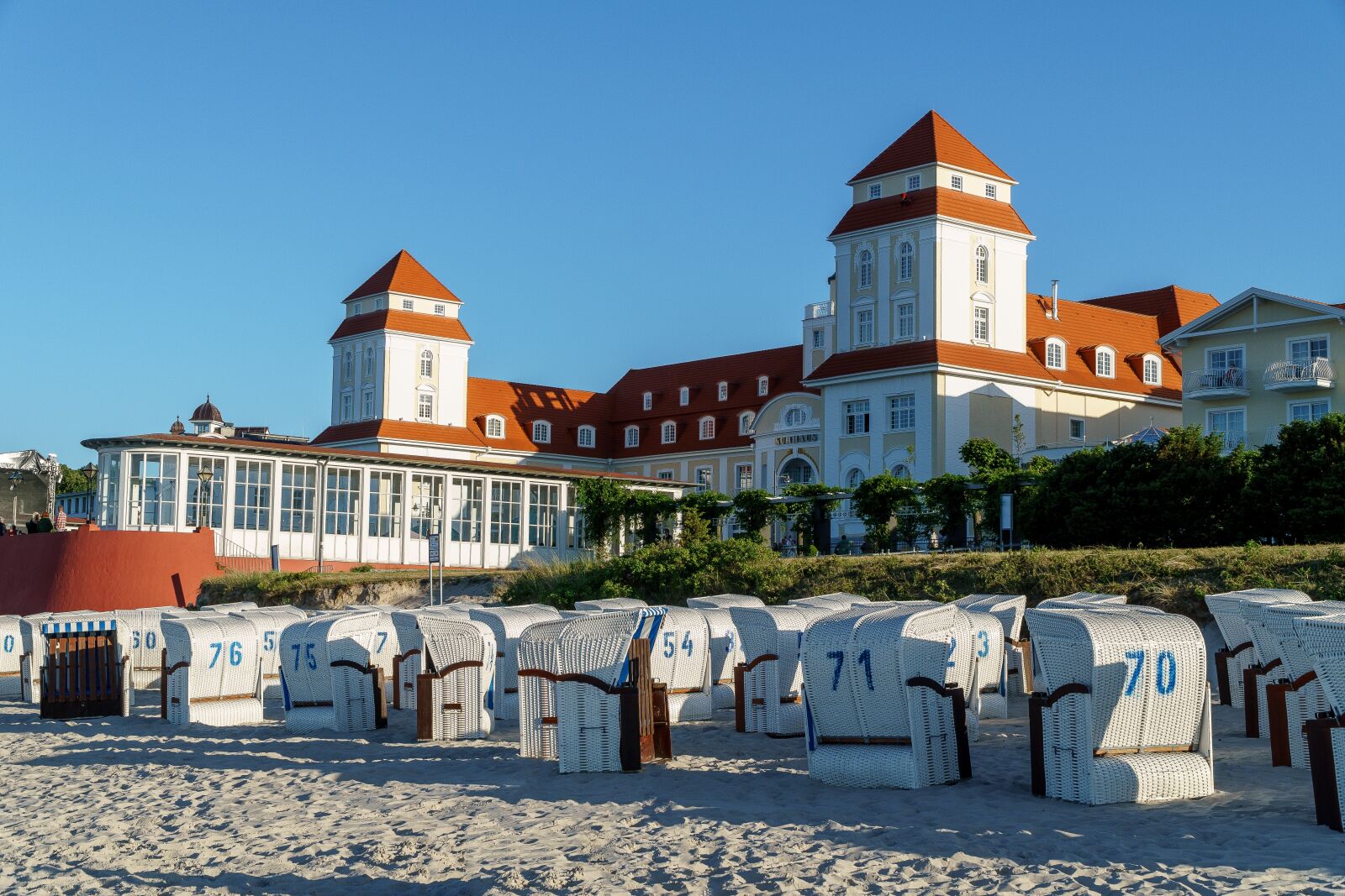 Sony a6000 + Sony E PZ 18-105mm F4 G OSS sample photo. Kurhaus, binz, beach chair photography