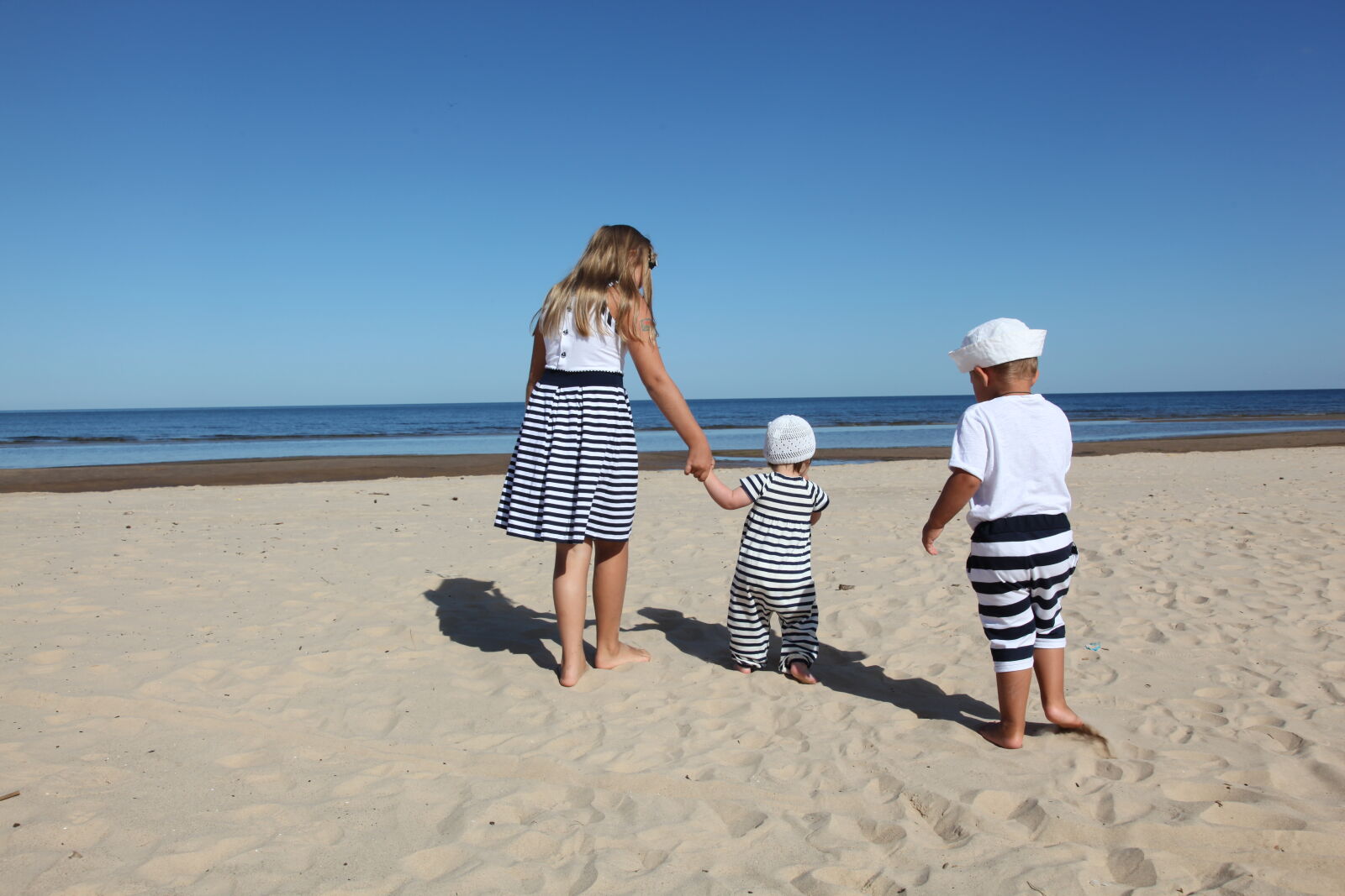 Canon EOS 5D Mark II sample photo. Child, wearing, white, crew photography