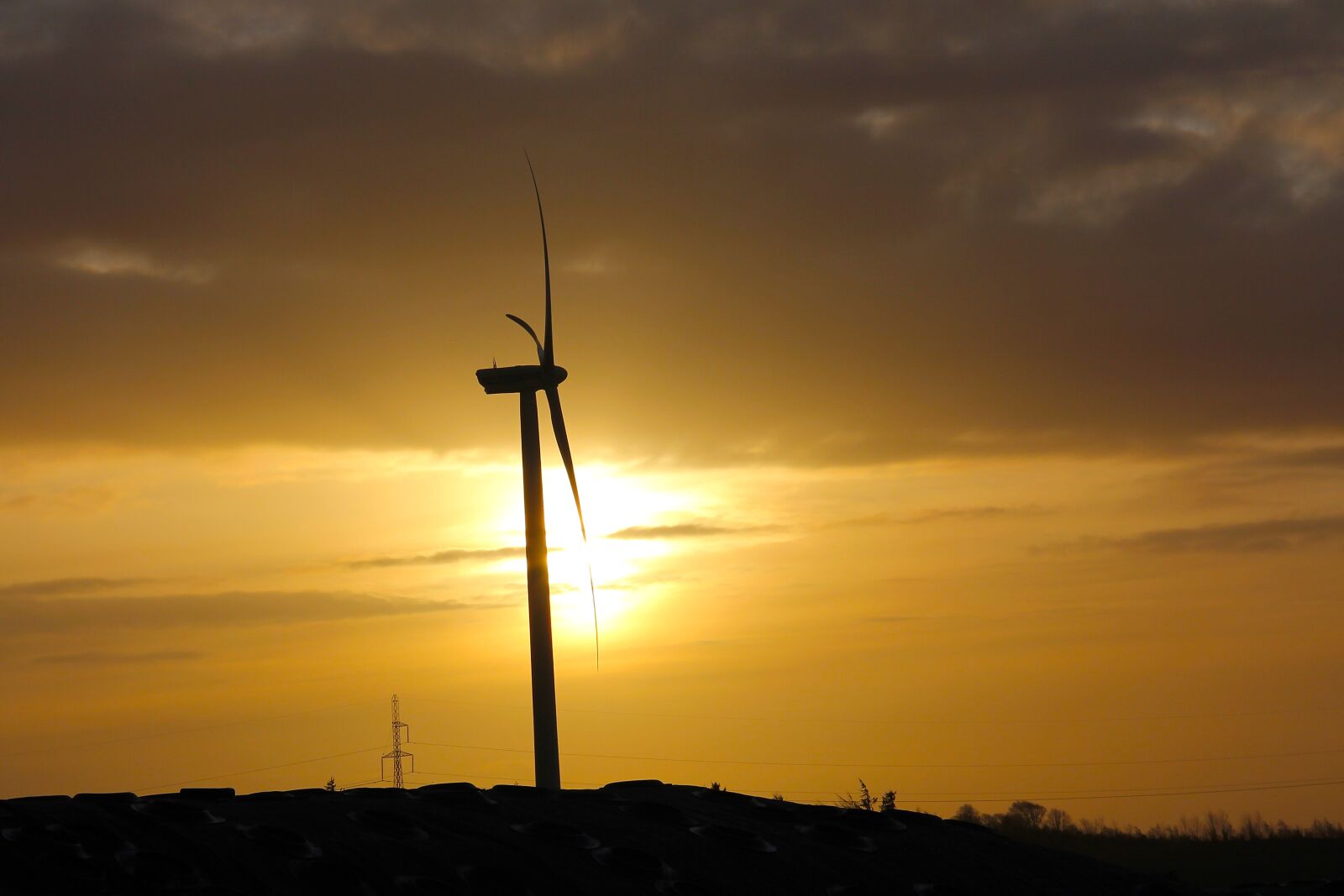 Canon EF-S 18-135mm F3.5-5.6 IS sample photo. Wind turbine, sunshine, hot photography