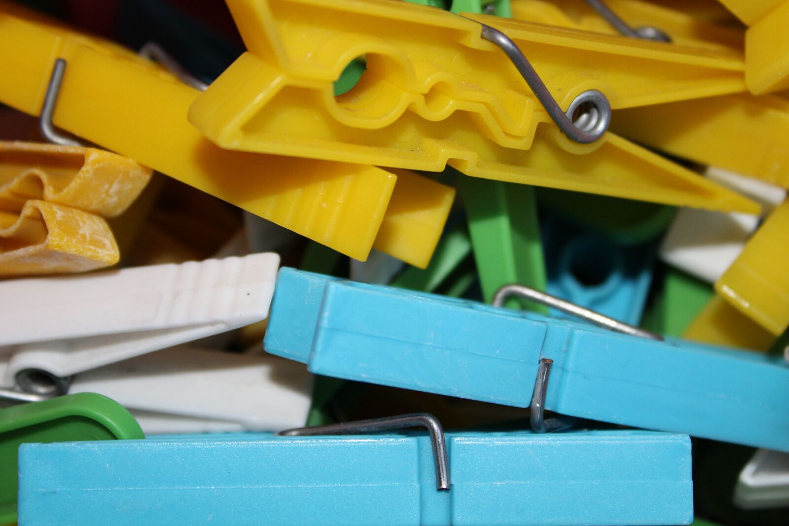 Canon EOS 1300D (EOS Rebel T6 / EOS Kiss X80) sample photo. Clothespins, linen, clothing photography