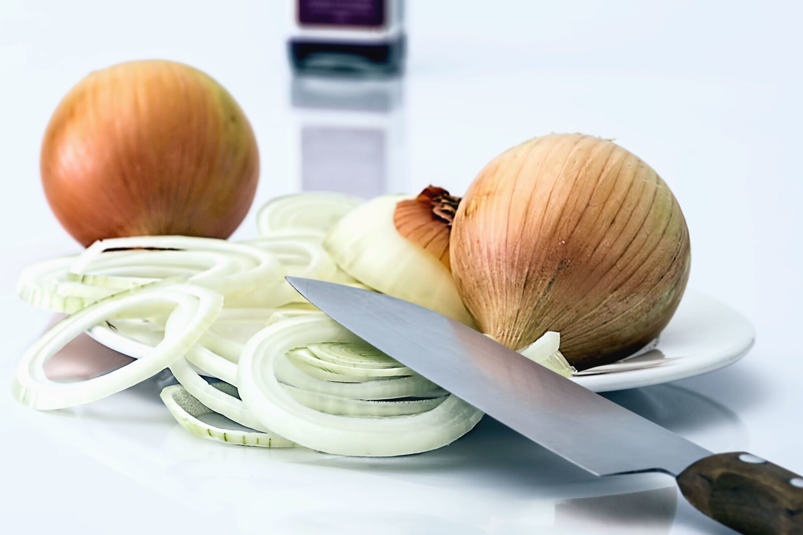Canon EOS 70D sample photo. Onion, knife, ring, food photography