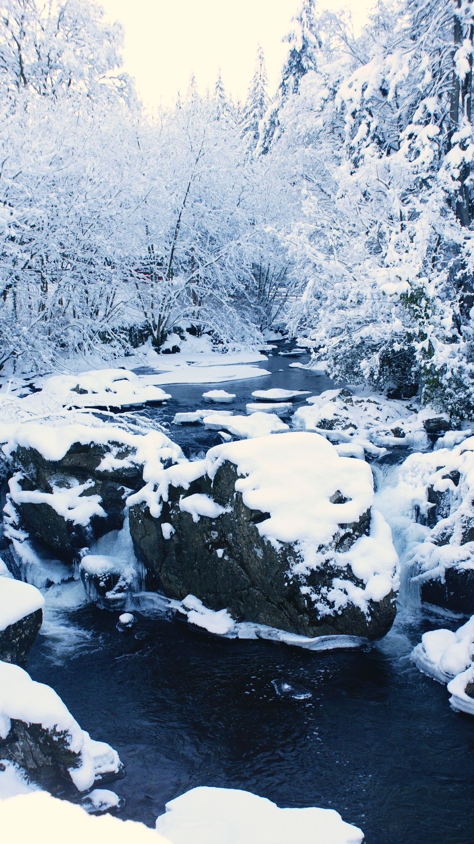 Sony Alpha DSLR-A700 sample photo. Snow, rocks, lake photography