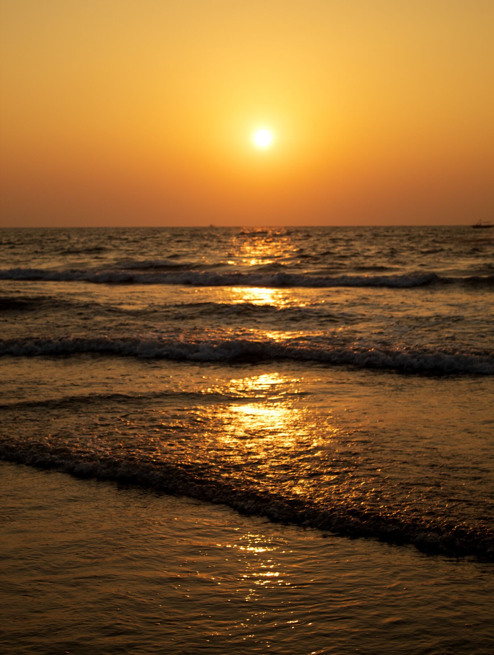 Canon EOS 1300D (EOS Rebel T6 / EOS Kiss X80) sample photo. Sunset, goa, waves photography