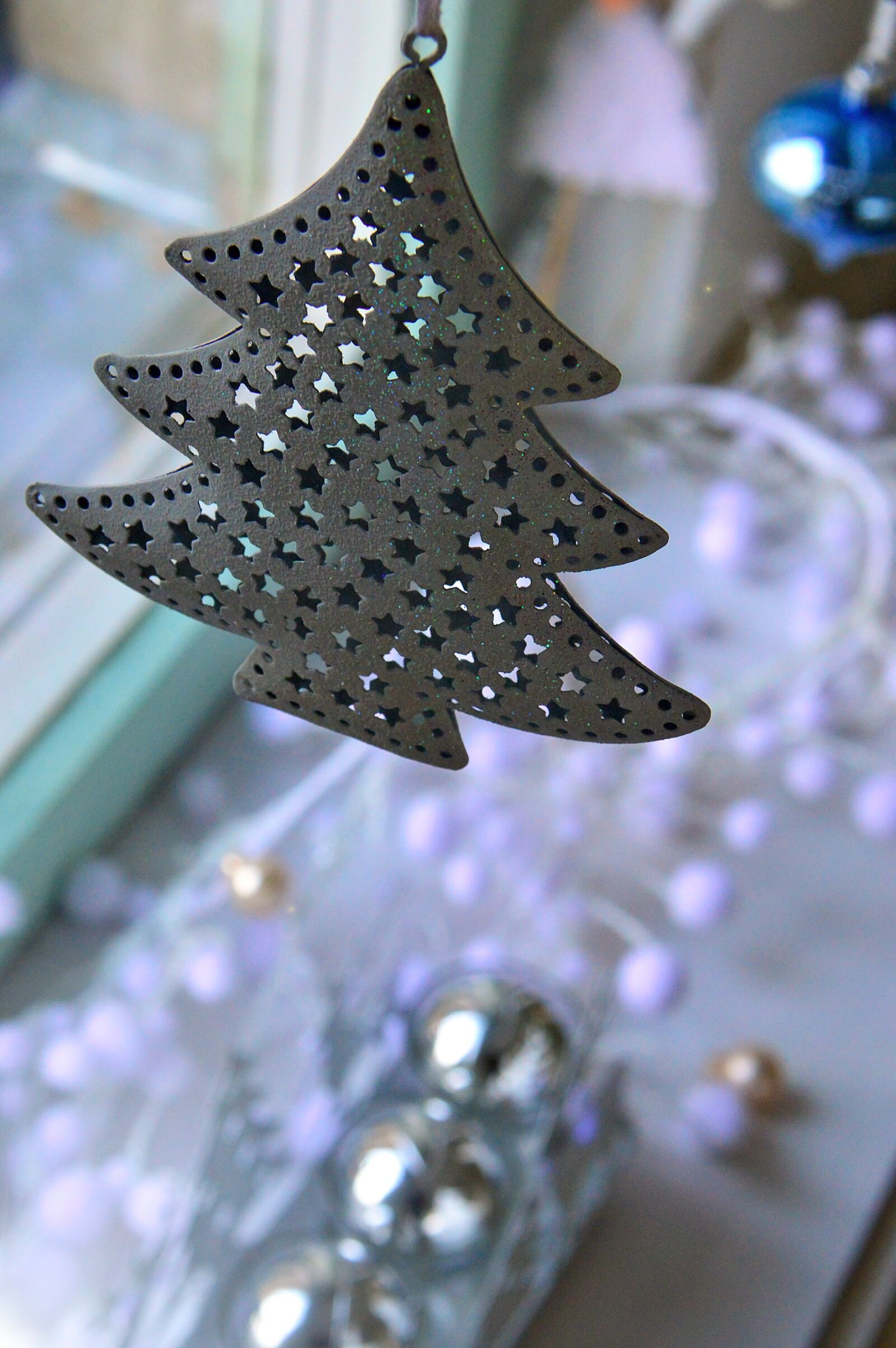 Nikon D3200 sample photo. Pine wood, ornament, christmas photography