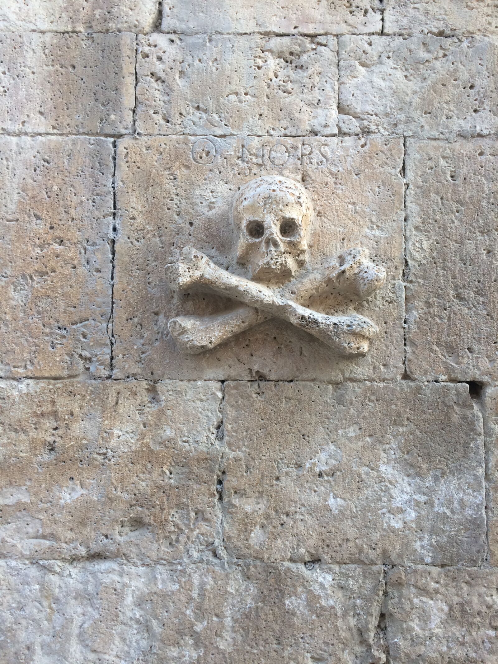 iPhone 5s back camera 4.15mm f/2.2 sample photo. Camino santiago, church, skull photography