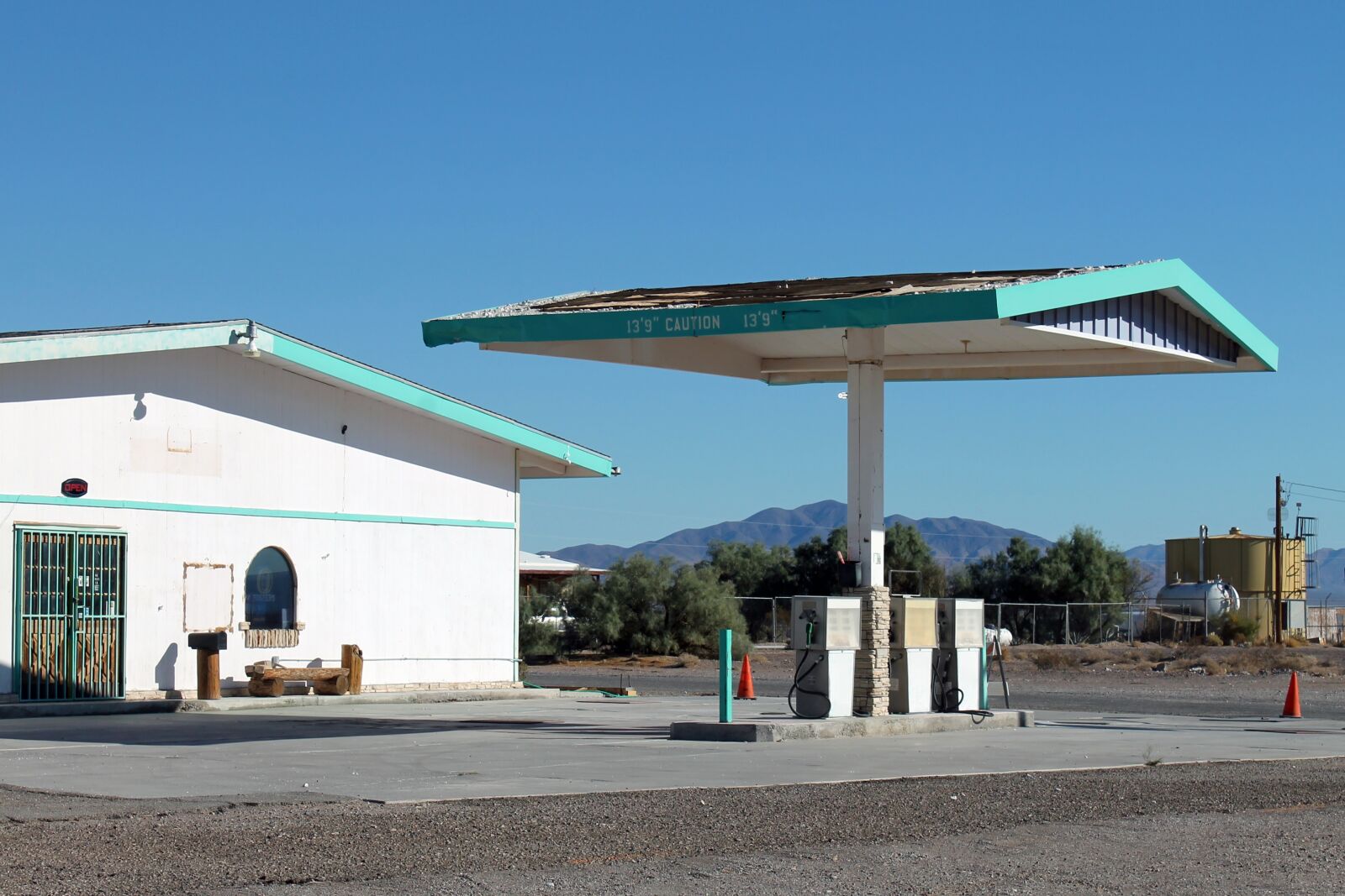 Canon EOS 1100D (EOS Rebel T3 / EOS Kiss X50) sample photo. Gas station, nevada, closed photography