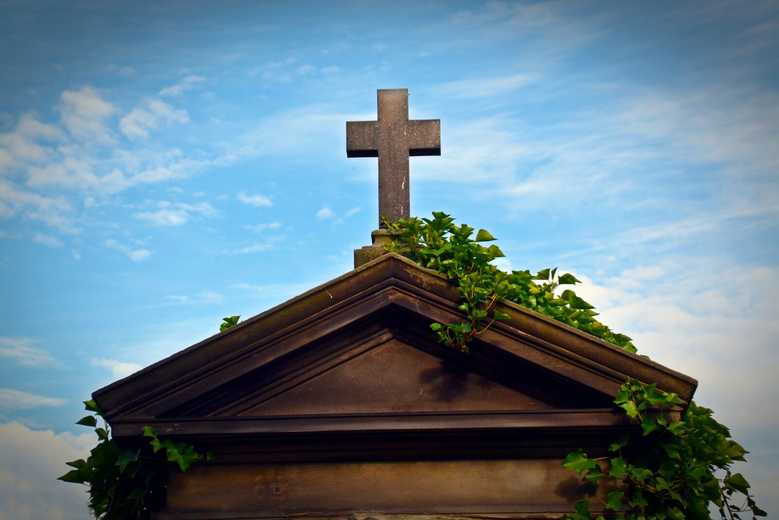 Nikon D5200 sample photo. Cross, tombstone, old cemetery photography