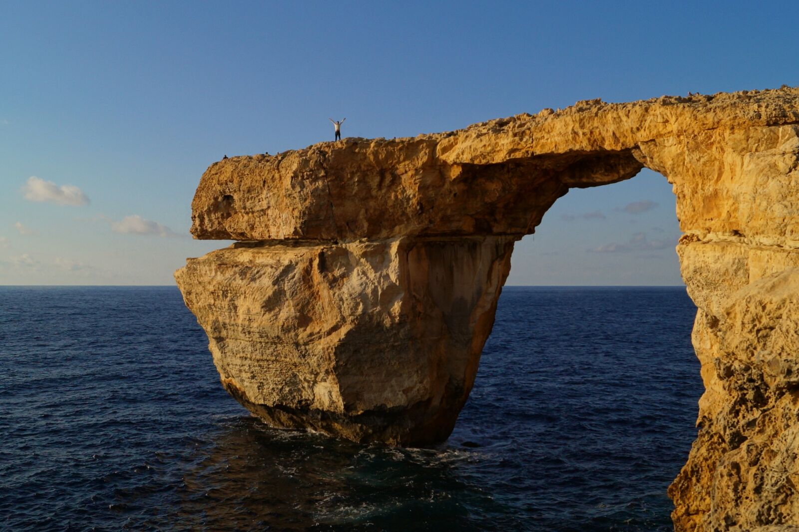 Sony DT 18-55mm F3.5-5.6 SAM II sample photo. Gozo, azur, window photography