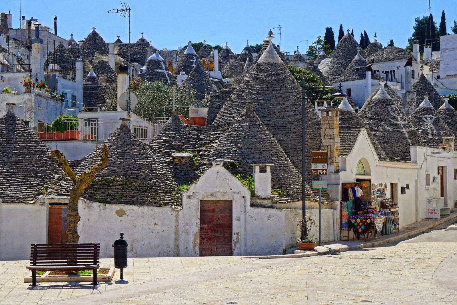 Sony a6000 + Sony Vario-Tessar T* E 16-70mm F4 ZA OSS sample photo. Trulli, alberobello, italy photography
