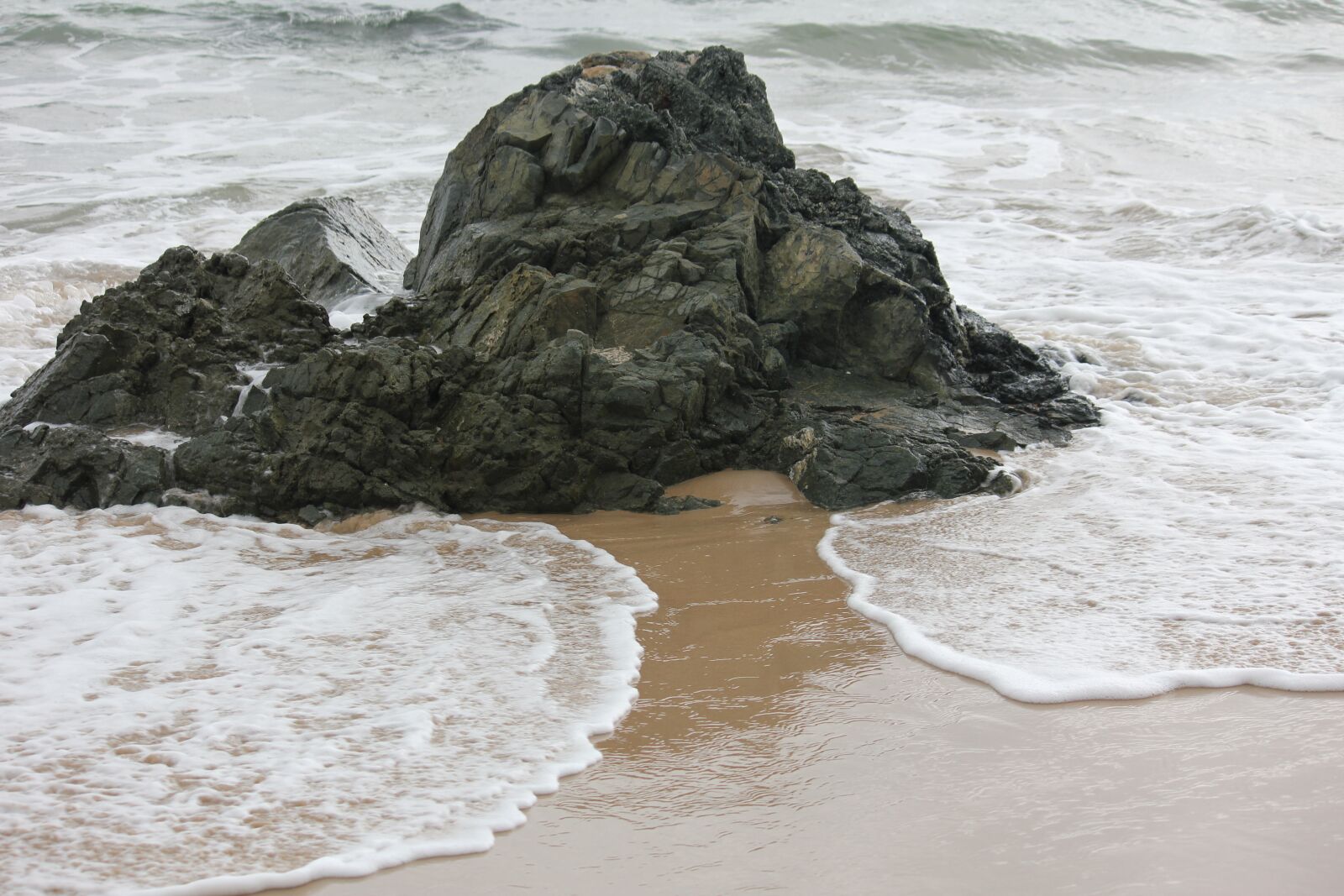 Canon EOS 550D (EOS Rebel T2i / EOS Kiss X4) sample photo. Rock, water, sand photography
